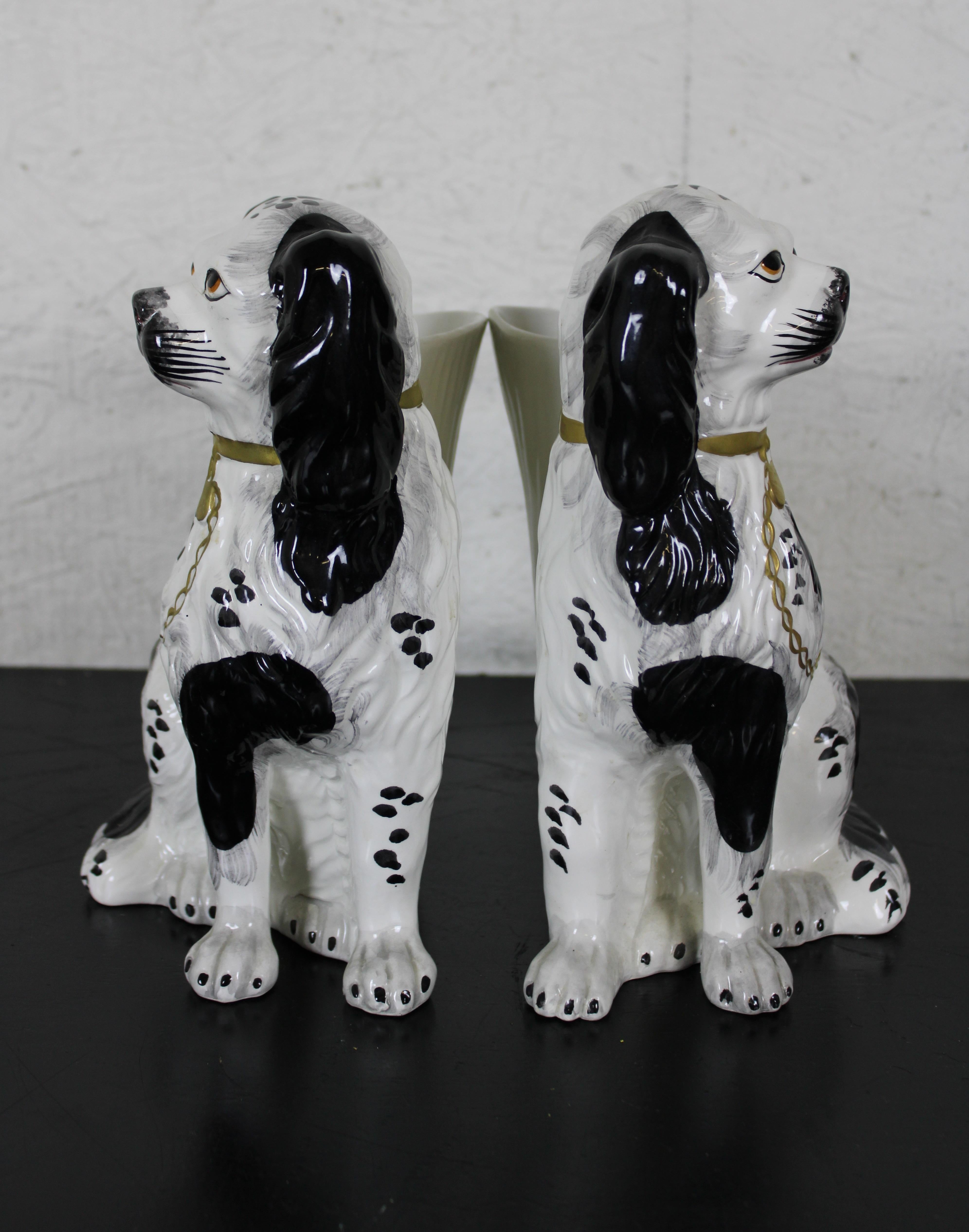 2 Chelsea House Staffordshire Porcelain Spaniel Mantel Spill Vase Pair In Good Condition For Sale In Dayton, OH