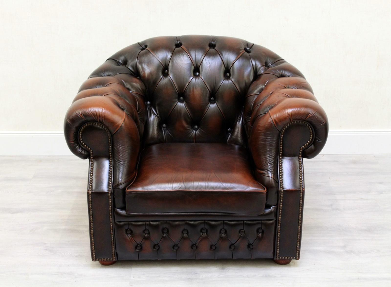 2 Chesterfield armchairs
The shape is very beautiful and extraordinary
Armchair
Height 80cm, width 100cm, depth 90cm
Wing chairs
Height 103cm, width 87cm, depth 85cm
Color: brown
Condition: The armchairs are in a very good condition for the