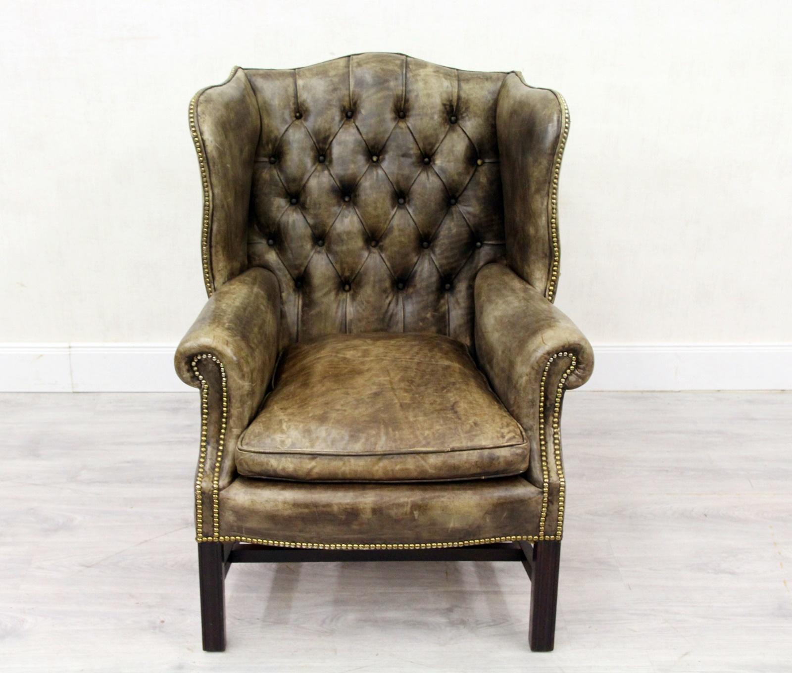 2 chesterfield armchair Antik
The shape is classic (wing chair)
armchair.
Measures: Height x 100cm, width x 75cm, depth x 80cm.
Color: kaki / gray
Pillows: down pillows
Condition: The armchairs are in a very good condition for the age and