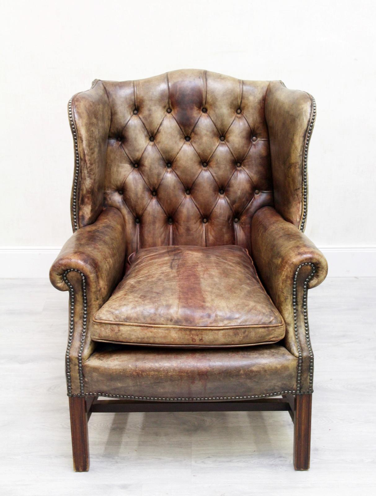 2 armchairs Antik
The shape is Classic (wing chair)
armchair
Measures: Height x 102cm, width x 80cm, depth x 85cm
Color: brown / gray
Pillows: down pillows
Condition: The armchairs are in a very good condition for the age and still have the