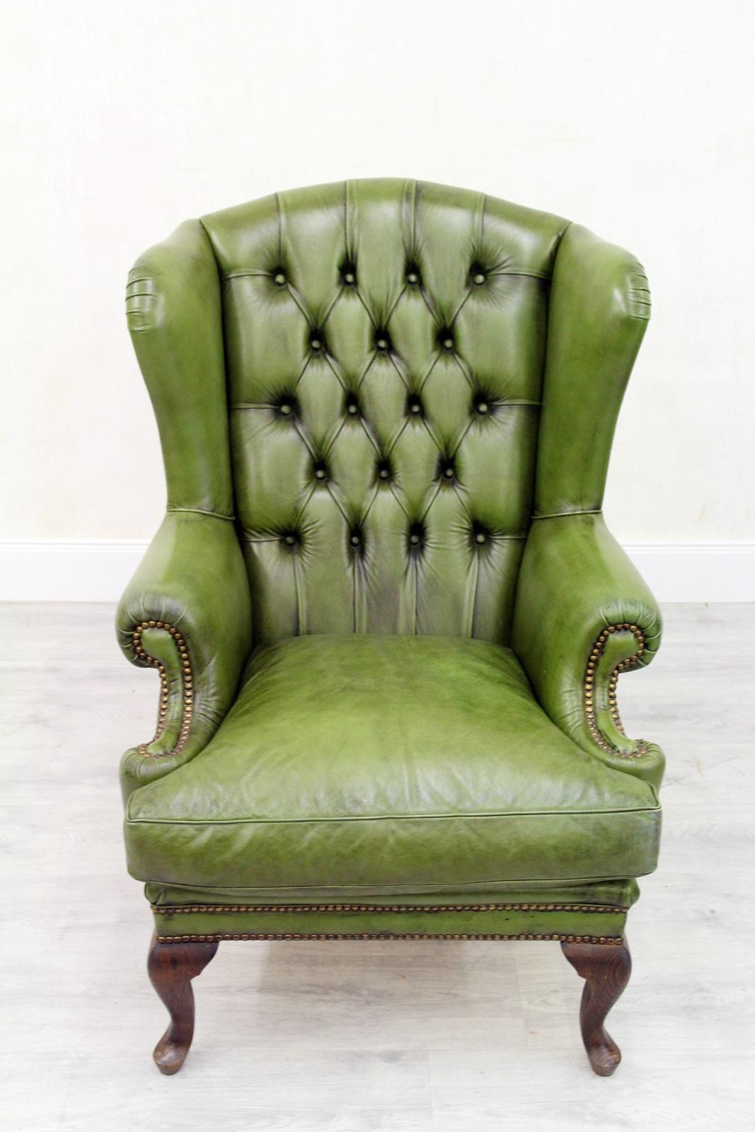 2 Chesterfield armchairs (new old)
The shape is classic (wing chair)
armchair
Measures: Heightx100cm widthx75cm depthx95cm
Color green
Pillows: down pillows
Condition: The armchairs are in a very good condition for the age and still have the