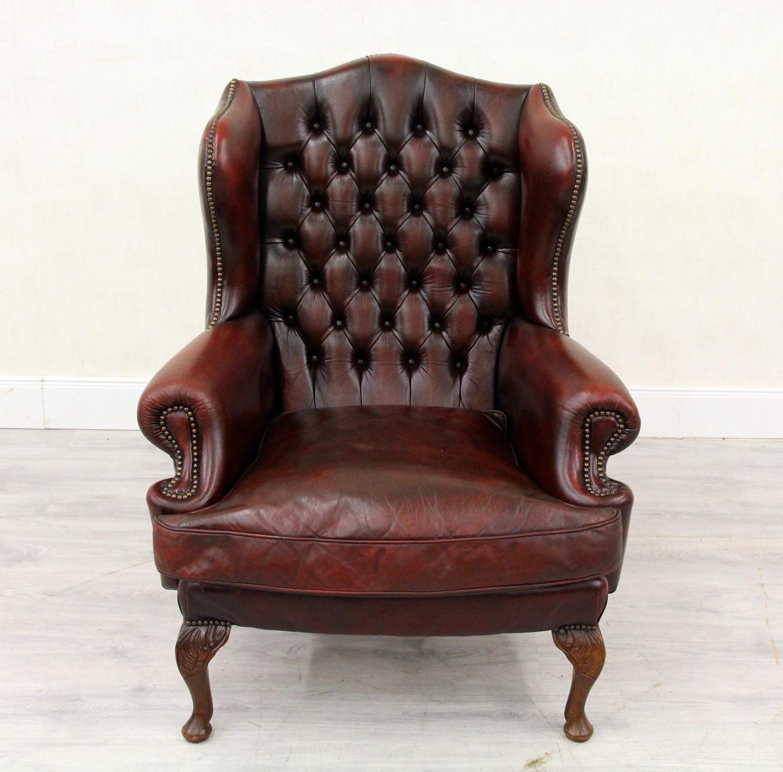 2 Chesterfield armchairs
The shape is very beautiful and extraordinary
armchair
Heightx105cm widthx80cm depthx90cm
Color: Oxblood
Condition: The armchairs are in a very good condition for the age and still have the charm of the 