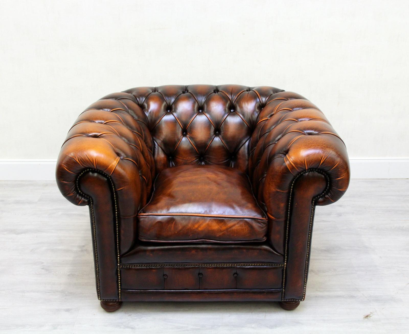 2 Chesterfield armchairs extra large
The shape is classic
Measures: Armchair
Height 80 cm, width 115 cm, depth 95 cm
Color: Brown
Pillows: Down pillows
Condition: The armchairs are in a very good condition for the age and still have the charm