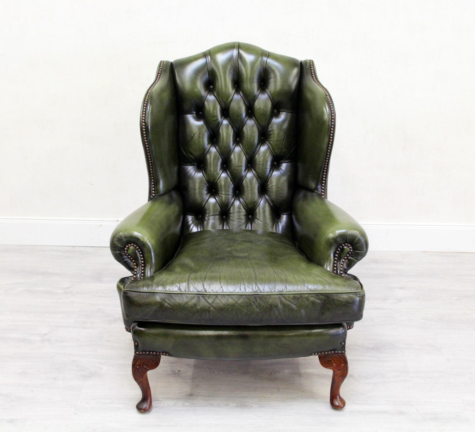 2 Chesterfield armchairs
The shape is classic (wing chair)
Measures: armchair
Measures: H x 105 cm, W x 85 cm, D x 95 cm
Color green
Pillows: Down pillows
Condition: The armchairs are in a very good condition for the age and still have the