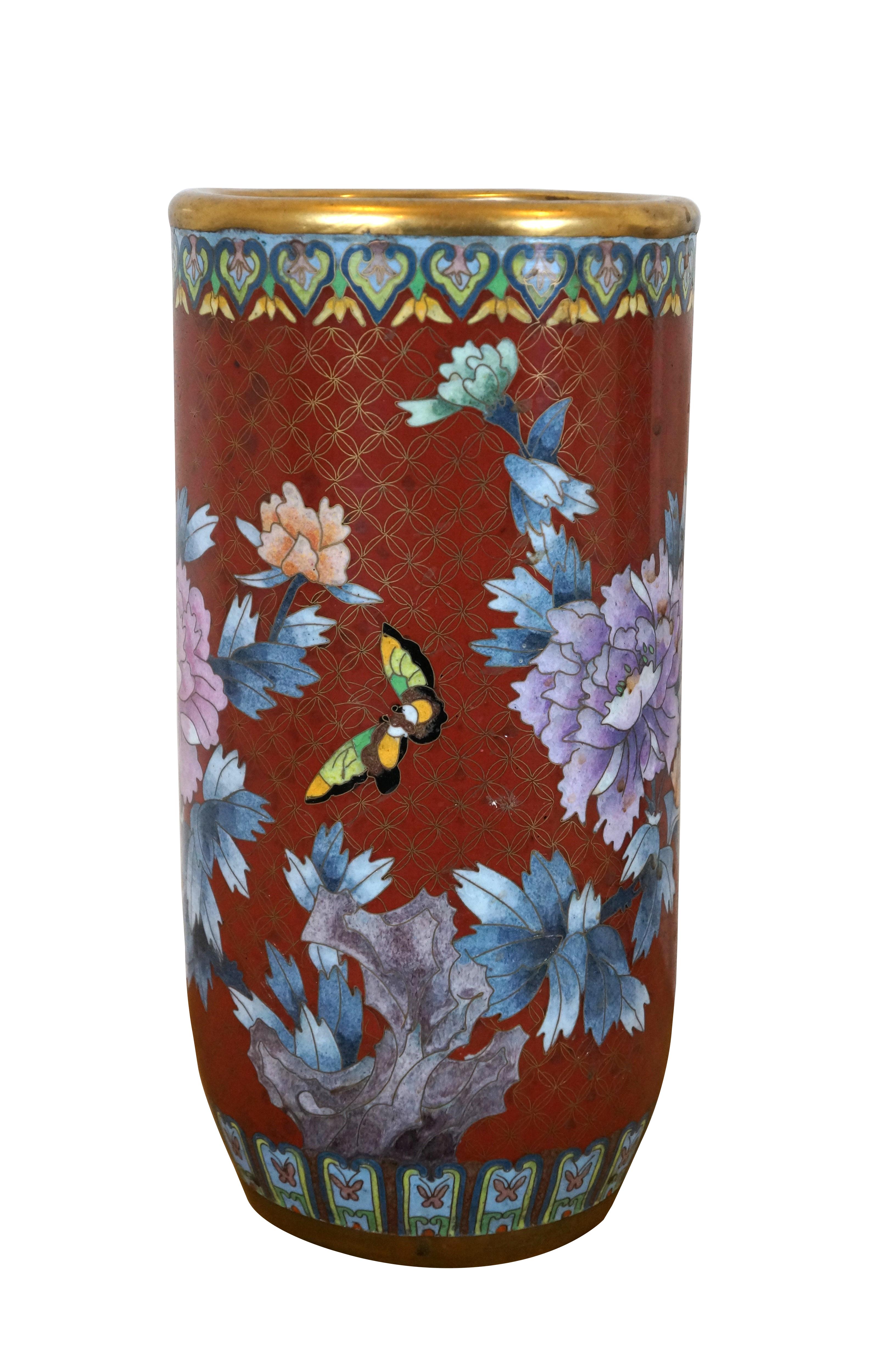 Coppia di vasi cilindrici da camino/urne/alzate per cappelli in smalto cloisonne della metà o dell'inizio del XX secolo, caratterizzati da uno sfondo rosso con motivi a cerchi intrecciati dietro a fiori di crisantemo blu e viola, farfalle verdi e