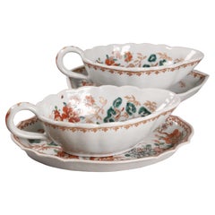 2 pichets en porcelaine d'exportation chinoise, chacun avec un plat, 19e C.
