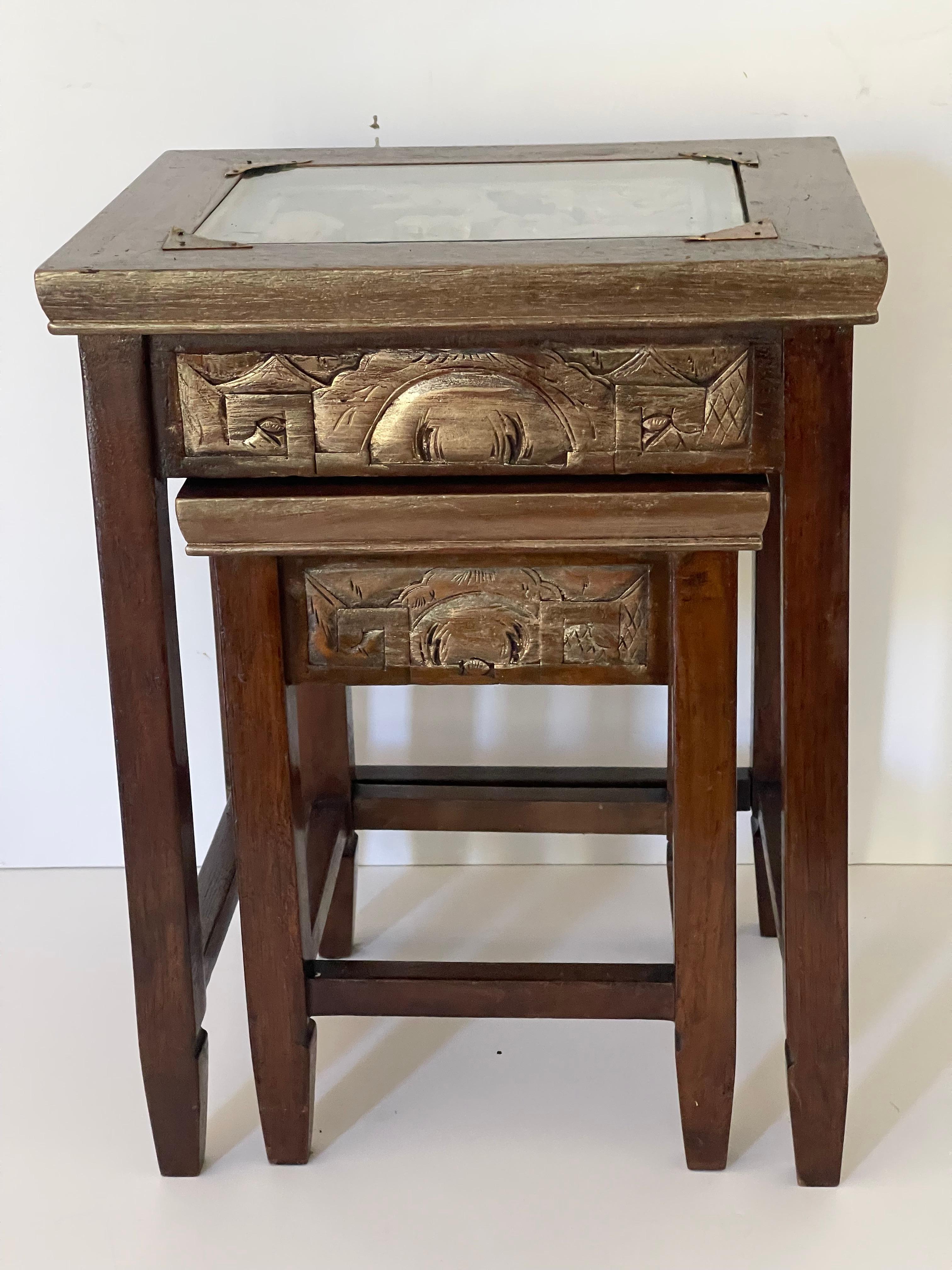 2 Chinese  Chinoiserie Nesting Tables Carved  Wood  Gold Eash In Good Condition For Sale In Boca Raton, FL