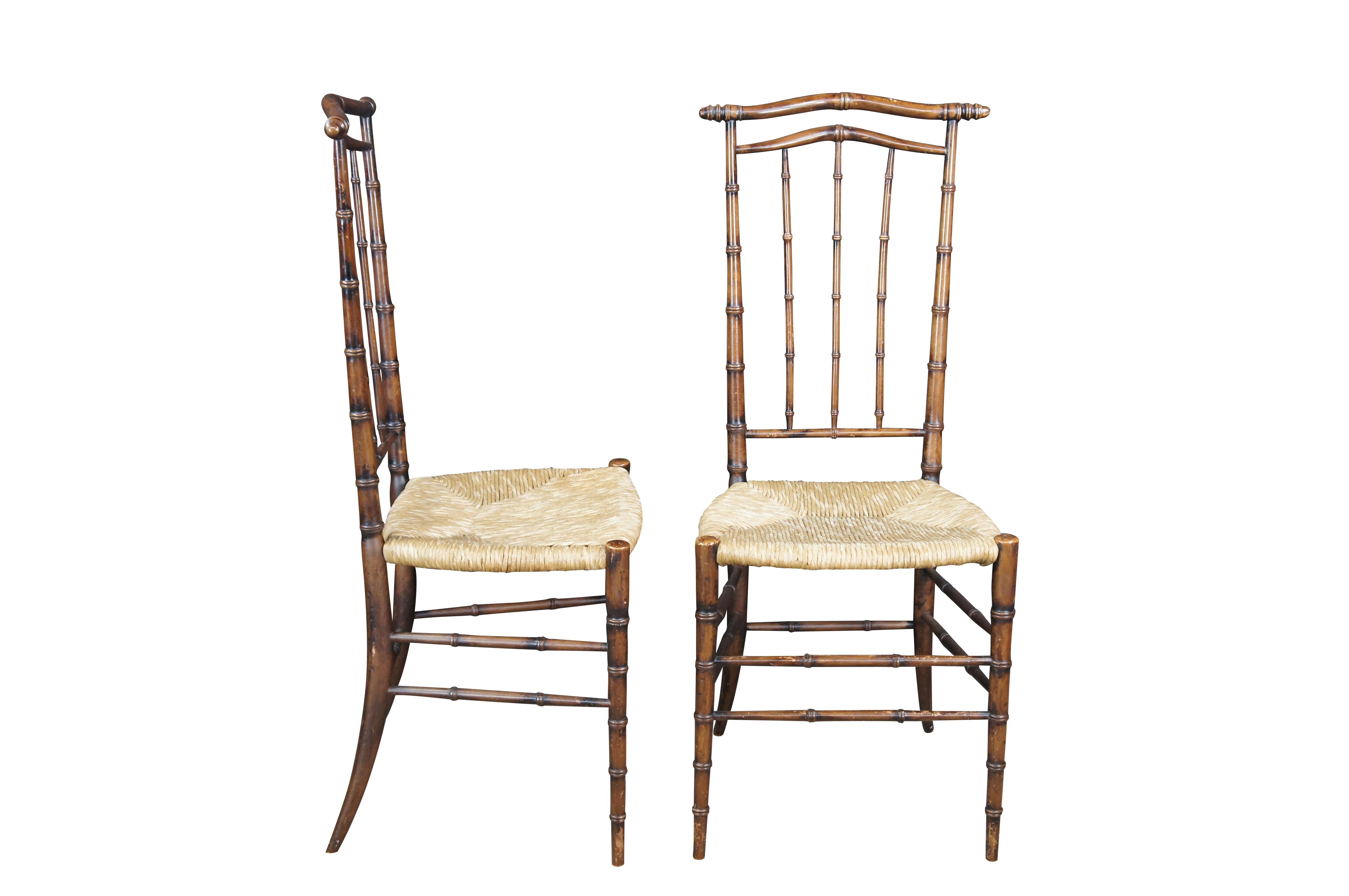Pareja de dos sillas de comedor de respaldo alto de mediados de siglo, hacia 1970.  De haya o haya con un diseño chino con soportes de listones de bambú sintético y asientos de junco.

Dimensiones:
40