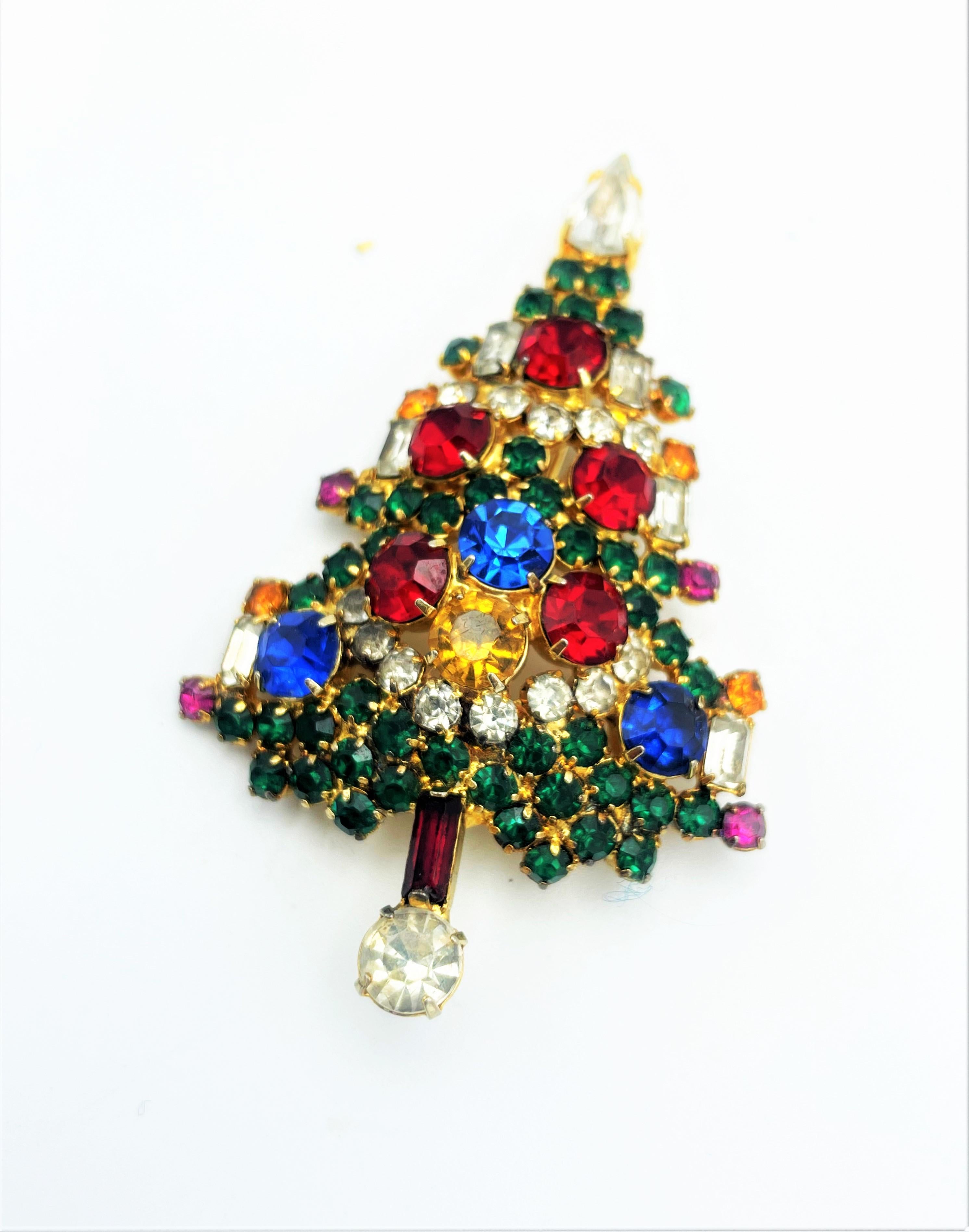 About
2 lovely Christmas tree brooches, one large and one small, fully set with rhinestones in the form of candles, glass balls and green branches.
Measurement
The large tree Hight 6,5 cm (inches 2,56), Wight 4 cm (inches 1,57)  15 grams
The small