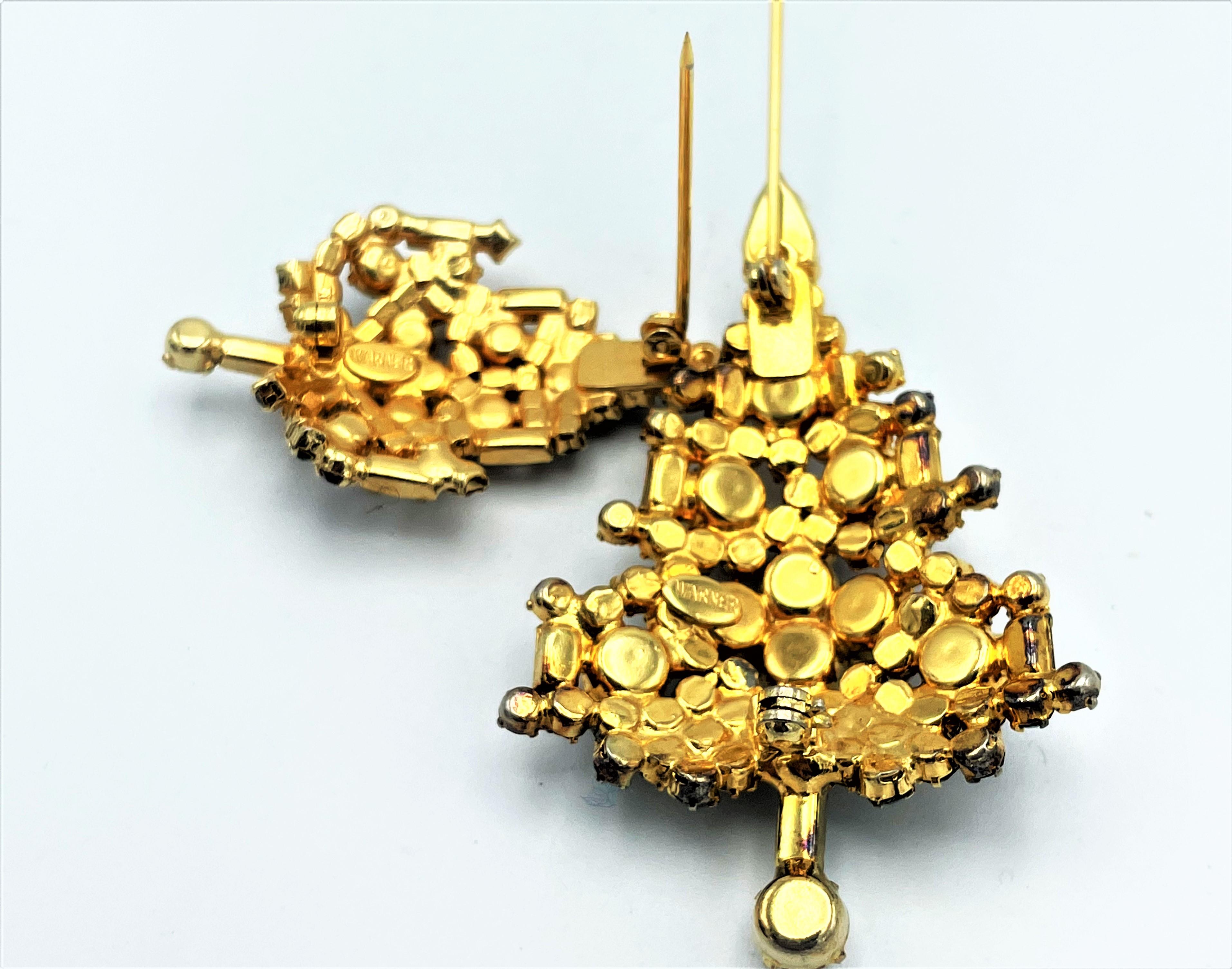 2 Christmas tree brooches, rhinestones on large and small on signed Warner US In Excellent Condition In Stuttgart, DE