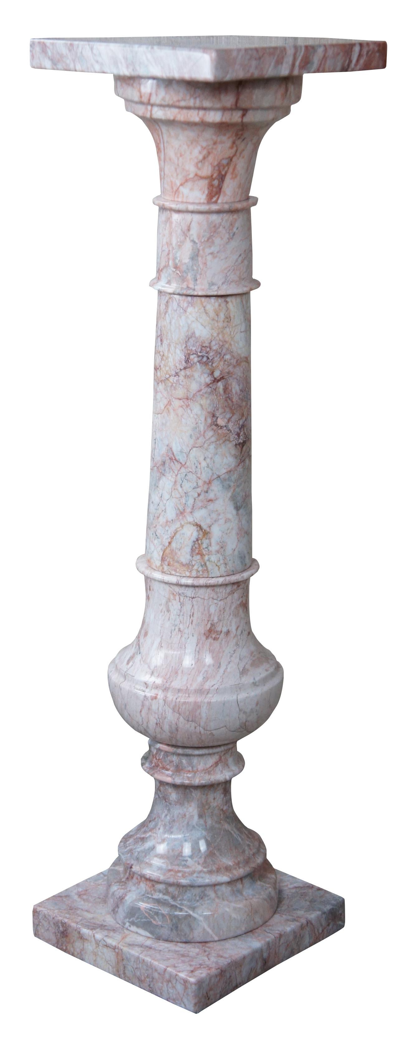 Romain classique Paire de sculptures classiques à colonnes en marbre rouge sur piédestal avec 2 piliers en vente