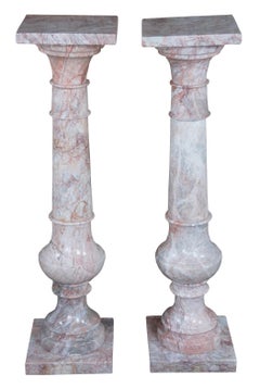 Paire de sculptures classiques à colonnes en marbre rouge sur piédestal avec 2 piliers