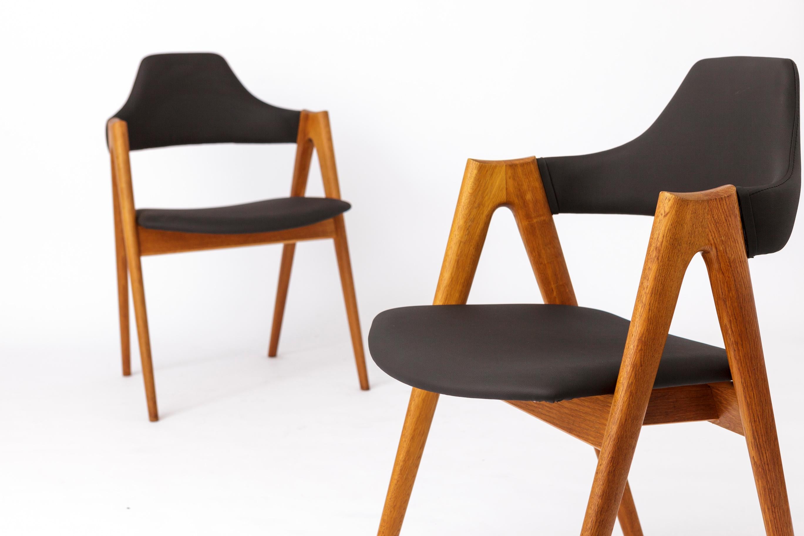 Set di 2 sedie uniche in Oak del designer danese Kai Kristiansen, anni '60
Model: Compass
Produttore: SVA Møbler, Danimarca

Il prezzo indicato si riferisce a un set di due sedie.

Realizzate in rovere massiccio, queste sedie sono dotate di telai