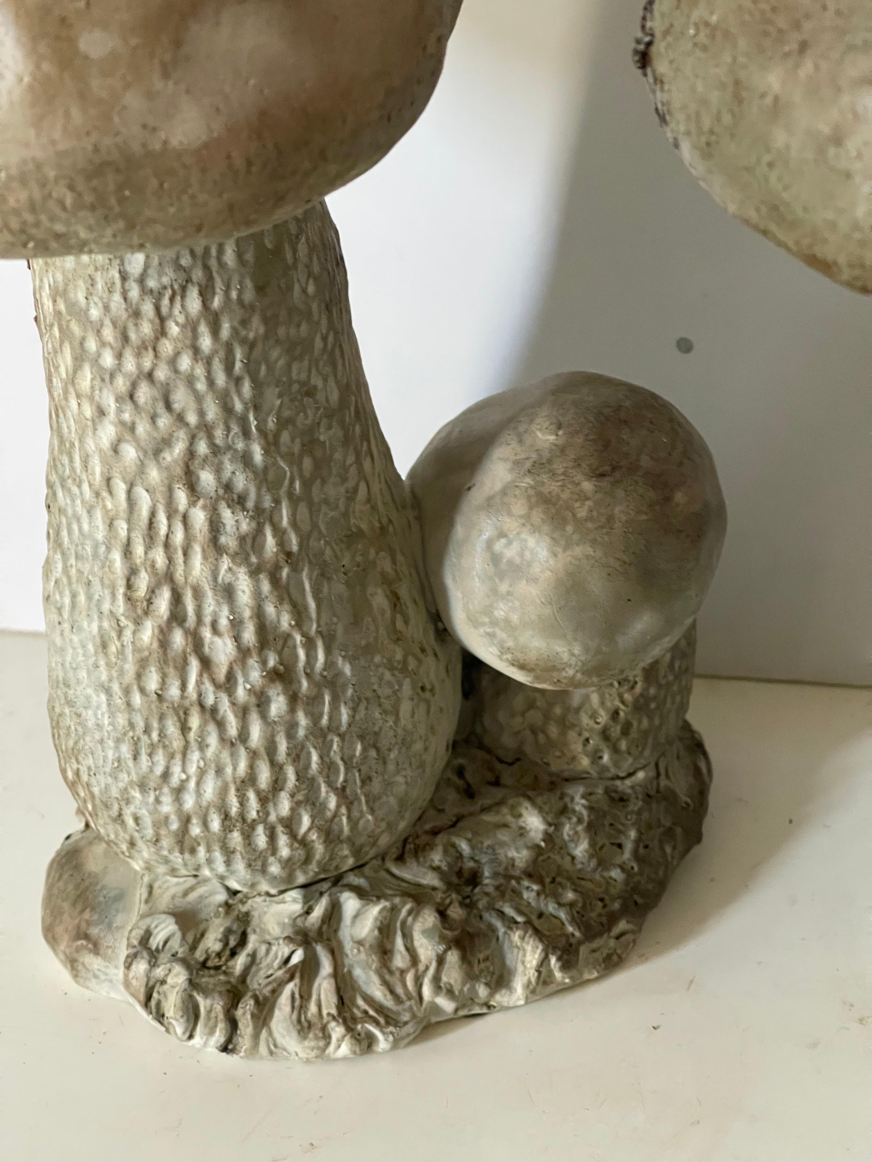 Organique Ensemble de jardin 2 champignons moulés en béton en vente