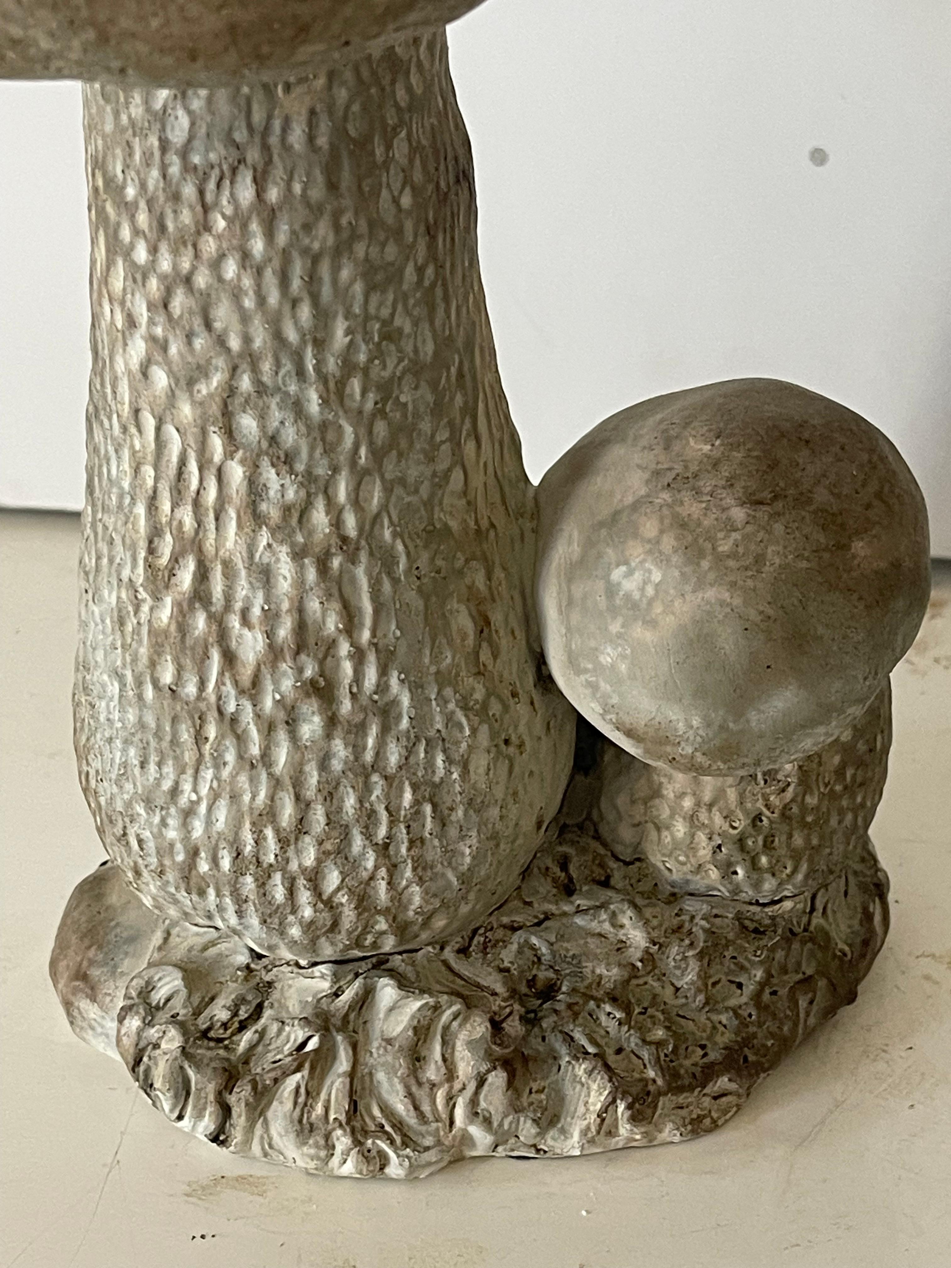Ensemble de jardin 2 champignons moulés en béton Bon état - En vente à Boca Raton, FL