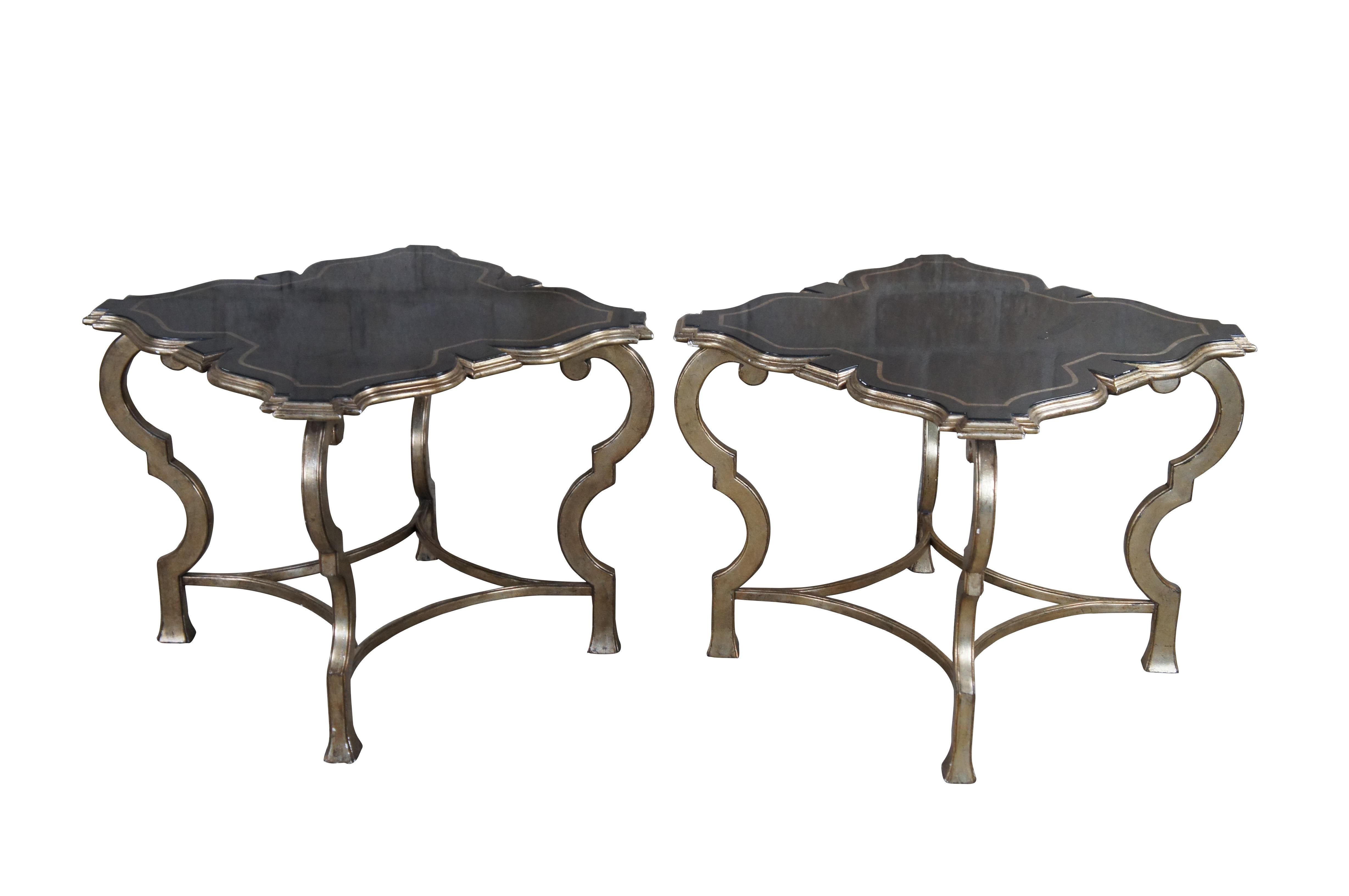 Ein Paar zeitgenössische Tische. Die asymmetrische, quadratische Form A mit schwarzem Craquelé-Finish wird von einem verschnörkelten, champagnerfarbenen Sockel gekrönt.

Abmessungen:
24