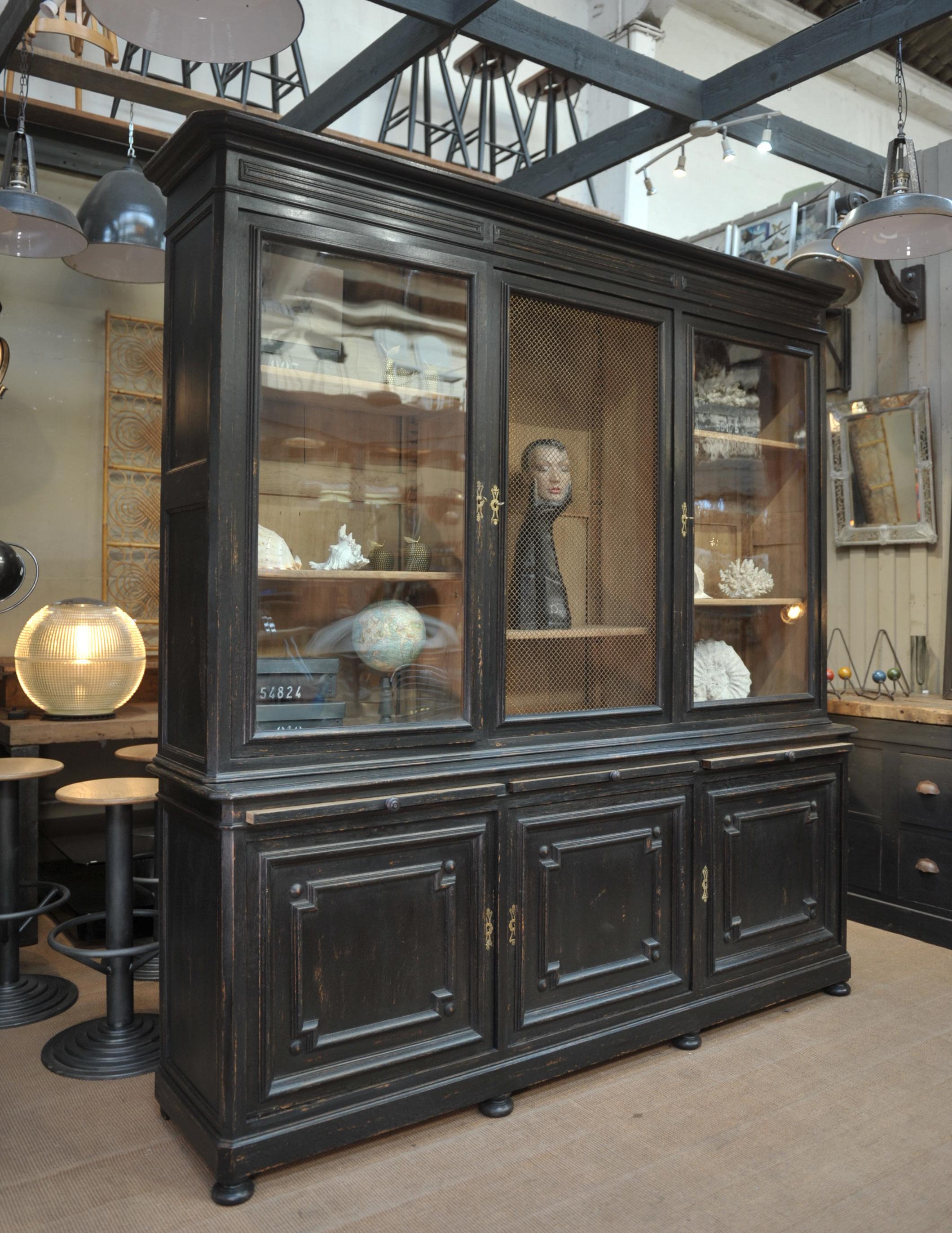 Very nice quality 2 corps buffet or bookcase vitrine in solid oak, black in pine wood circa 1900 recent black patina front top mesh door with original brass and 2 glass door. Measures: Depth of the top part 39 cm (15.35 inches).