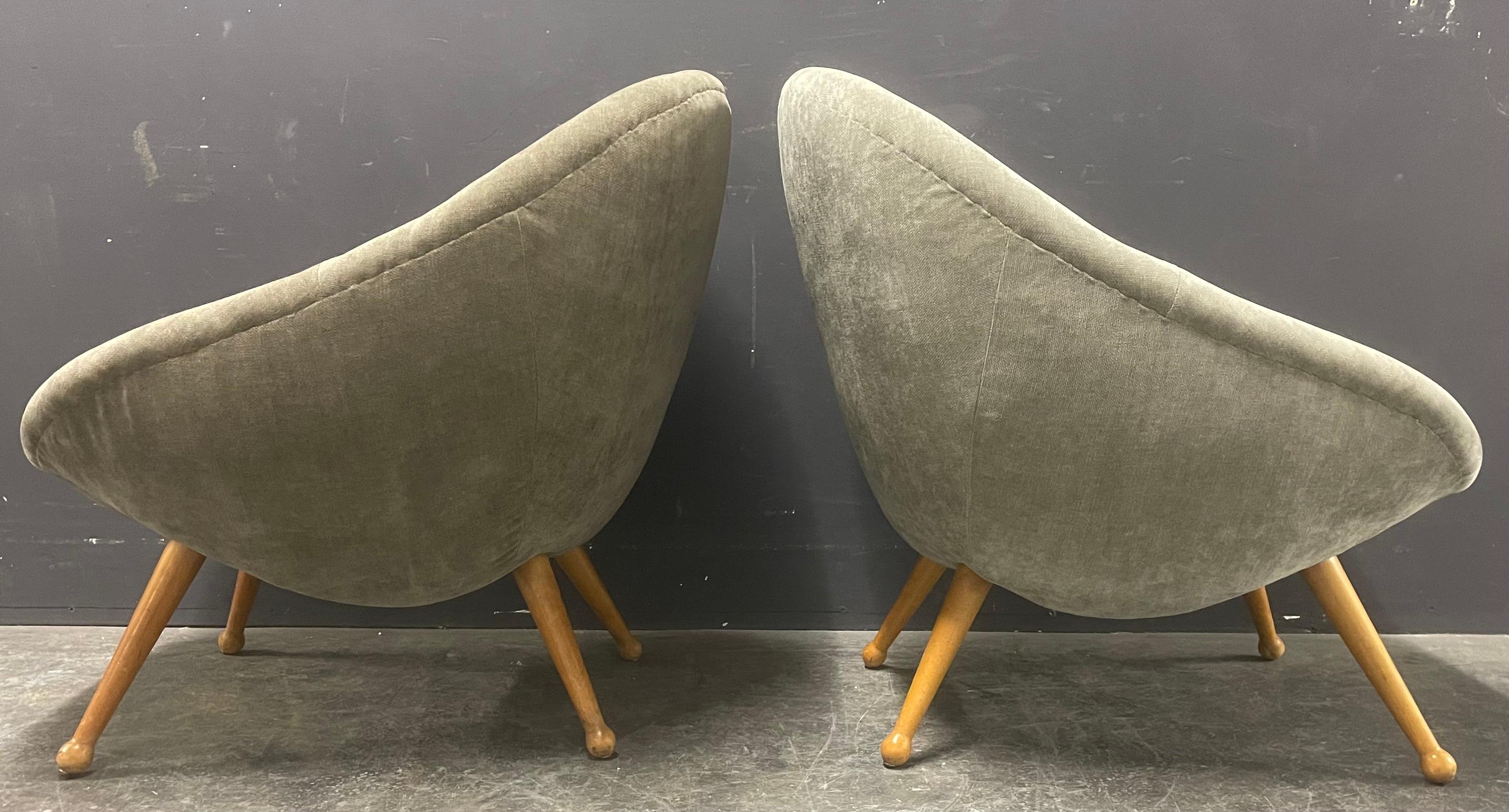 achetées à un collectionneur en france, nous sommes très heureux d'offrir ces deux chaises de salon très intéressantes. après 25 ans d'activité, nous n'avons jamais vu ces chaises ou des chaises similaires. et nous en avons vu