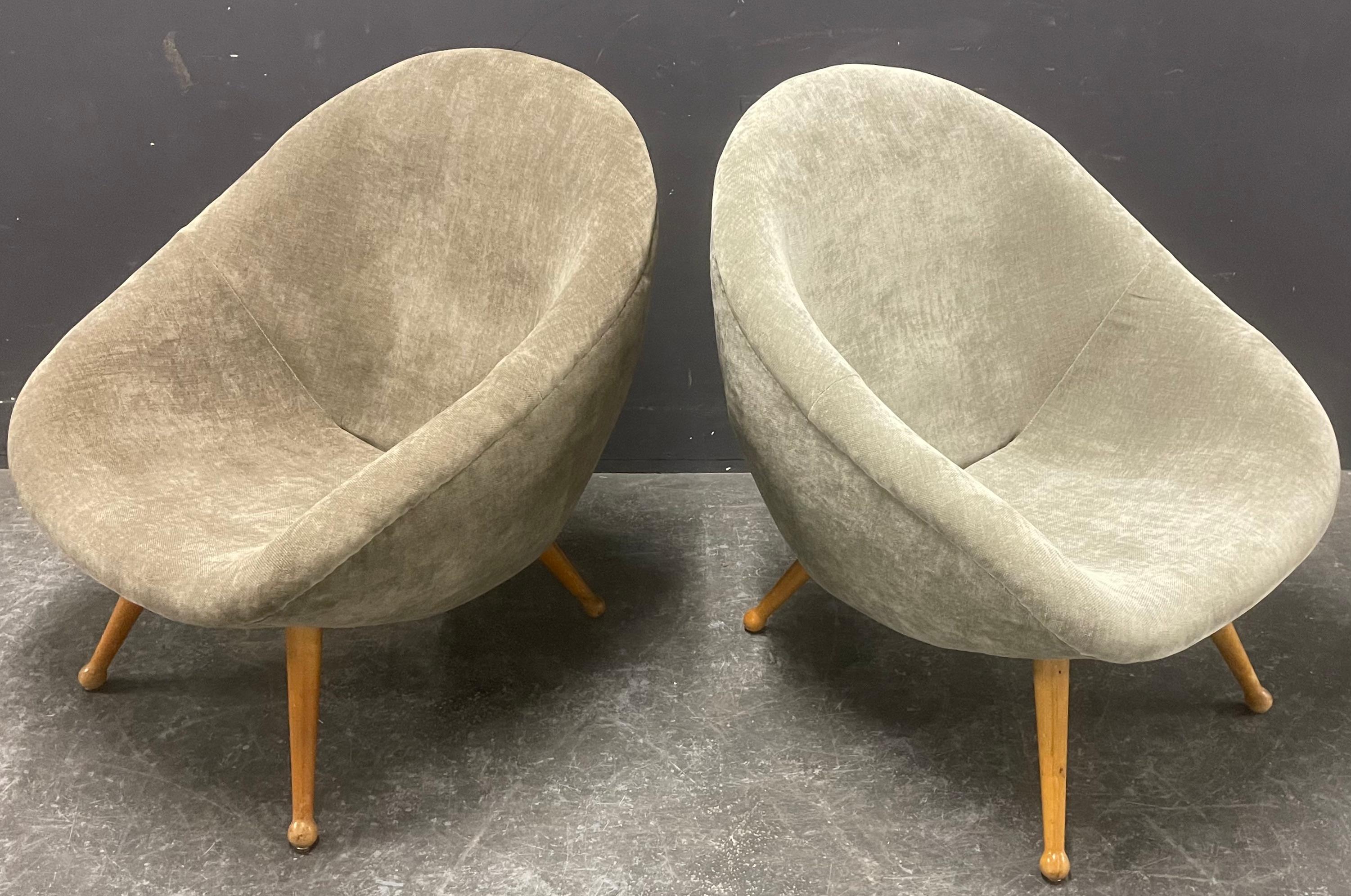 Milieu du XXe siècle 2 fauteuils confortables de France en vente