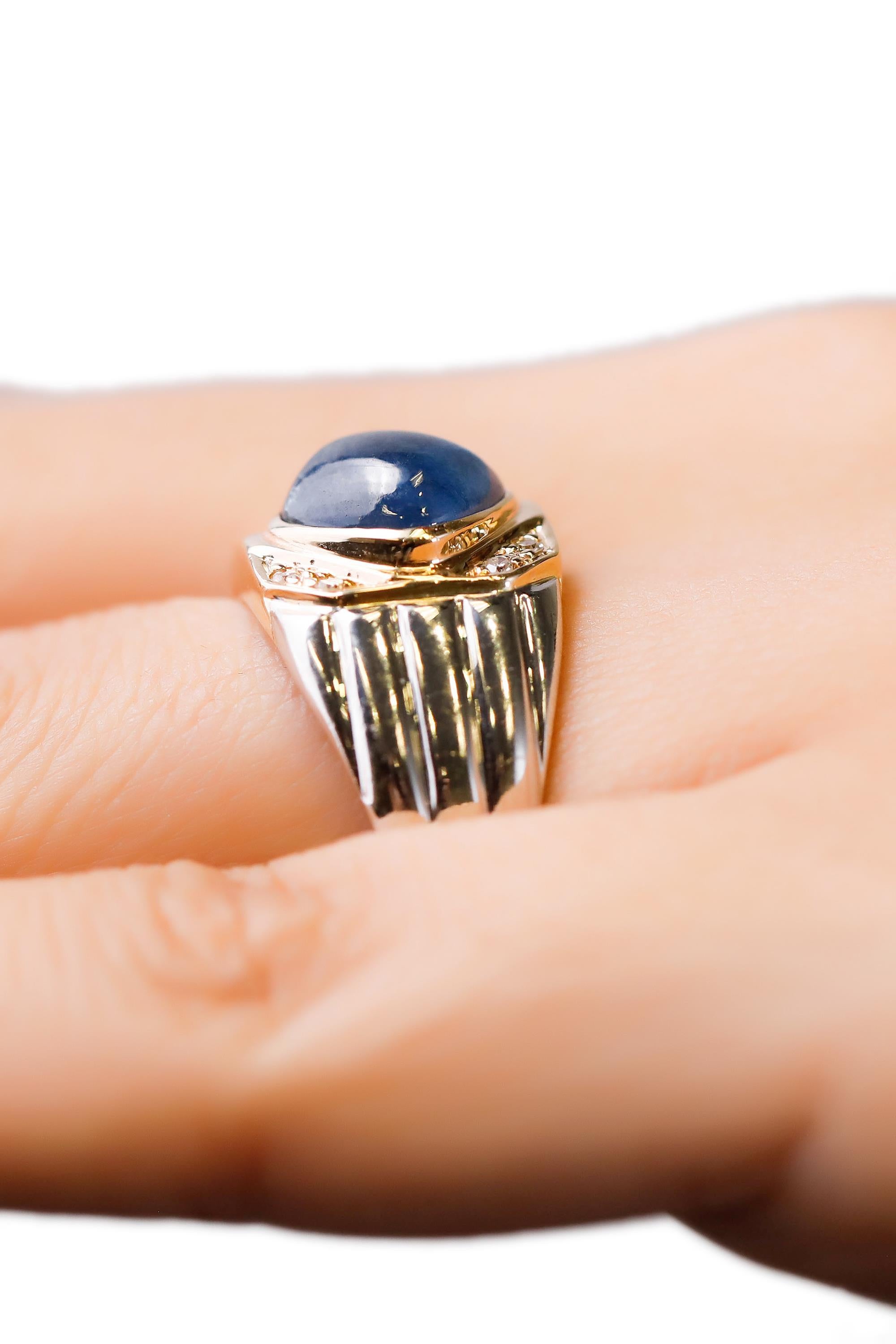 2 Ct Blue Sapphire 0.08 Ct Diamond 18 Kt White Gold Cocktail Cabochon Ring In New Condition For Sale In New York, NY