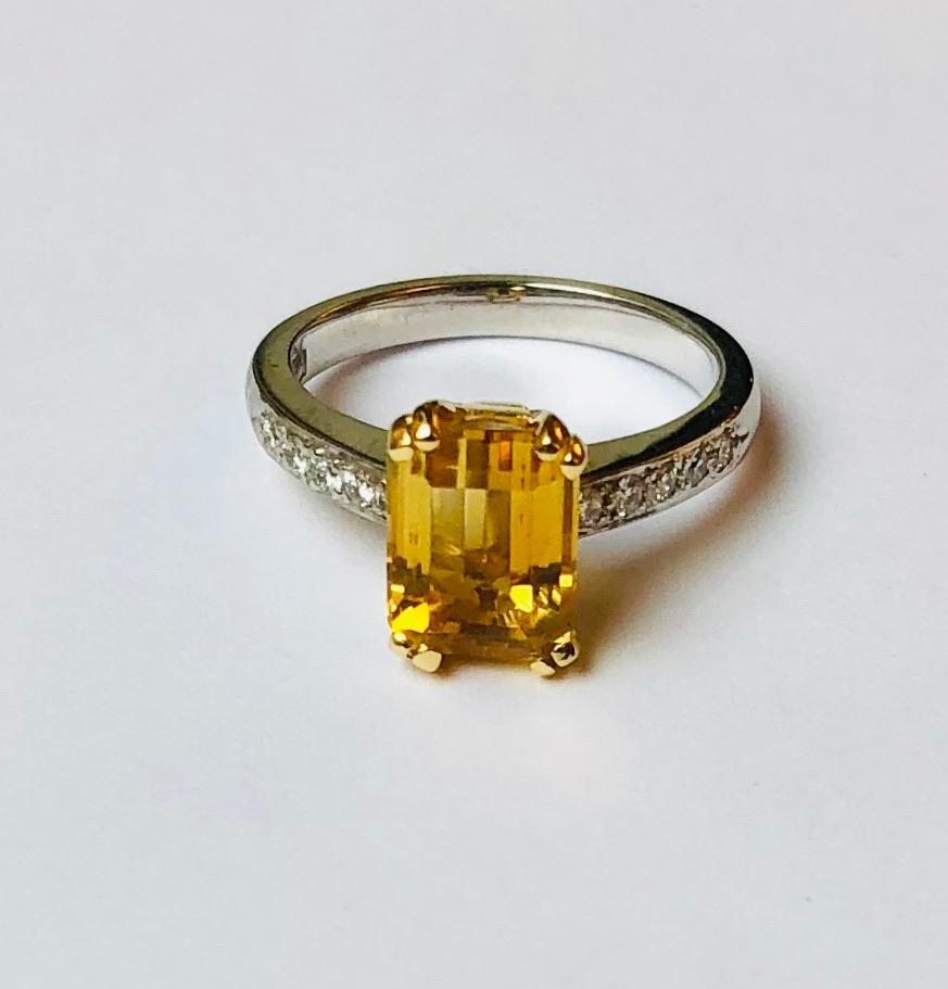 This beautifully crafted ring features a large 2 carat Citrine, set in yellow gold 18 kt. 5 diamonds are set on either side of the 18 kt. white gold band.
This ring was designed and made by Van der Veken, an Antwerp, Belgium-based High Jewelry house