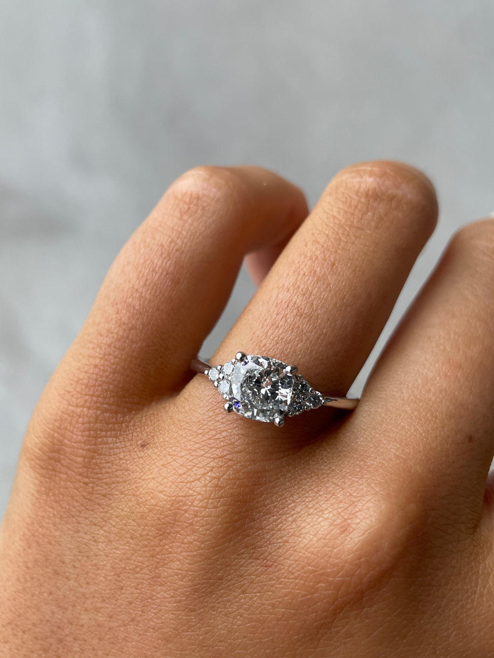 2 CT Cushion Cut Moissanite Verlobungsring 925 Sterling Silber Geschenk für Sie. (Art déco)