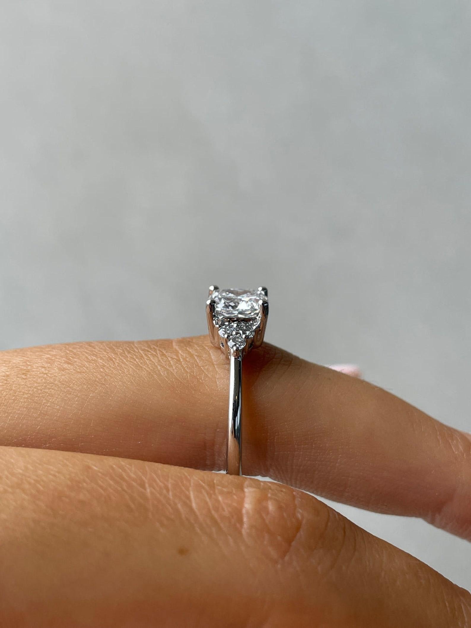 2 CT Cushion Cut Moissanite Verlobungsring 925 Sterling Silber Geschenk für Sie. für Damen oder Herren
