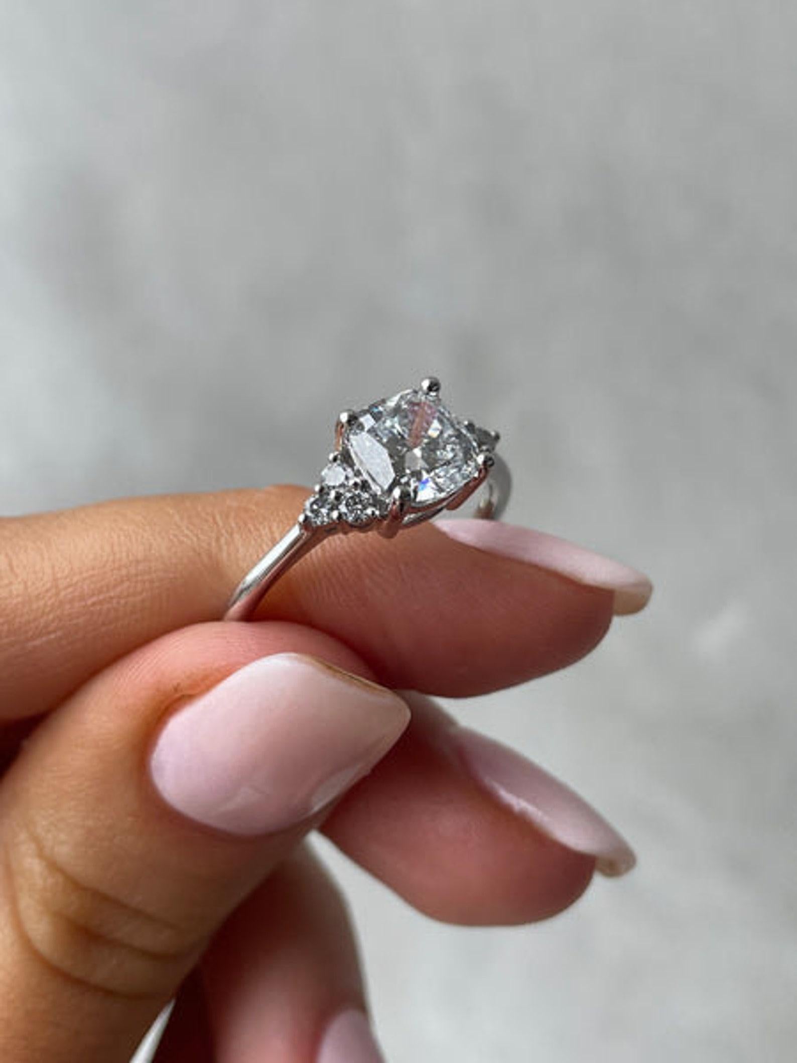 2 CT Cushion Cut Moissanite Verlobungsring 925 Sterling Silber Geschenk für Sie. 3
