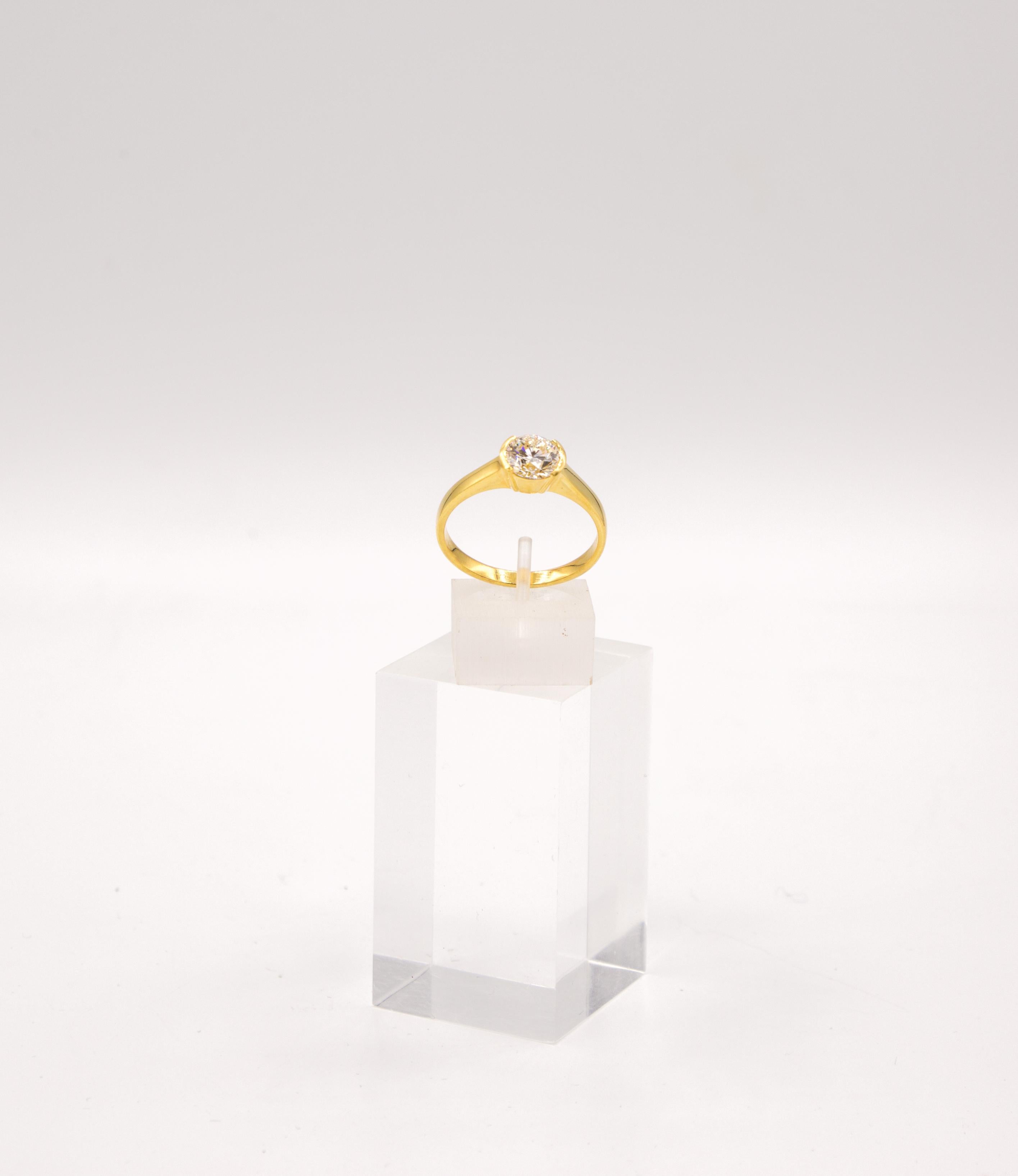 18 k yellow gold
2,01 ct Diamond brillant cut I/si1
weight 6,92 gram
size 69

This is an excellent 2 ct diamond ring for women or man
we can change the size 

