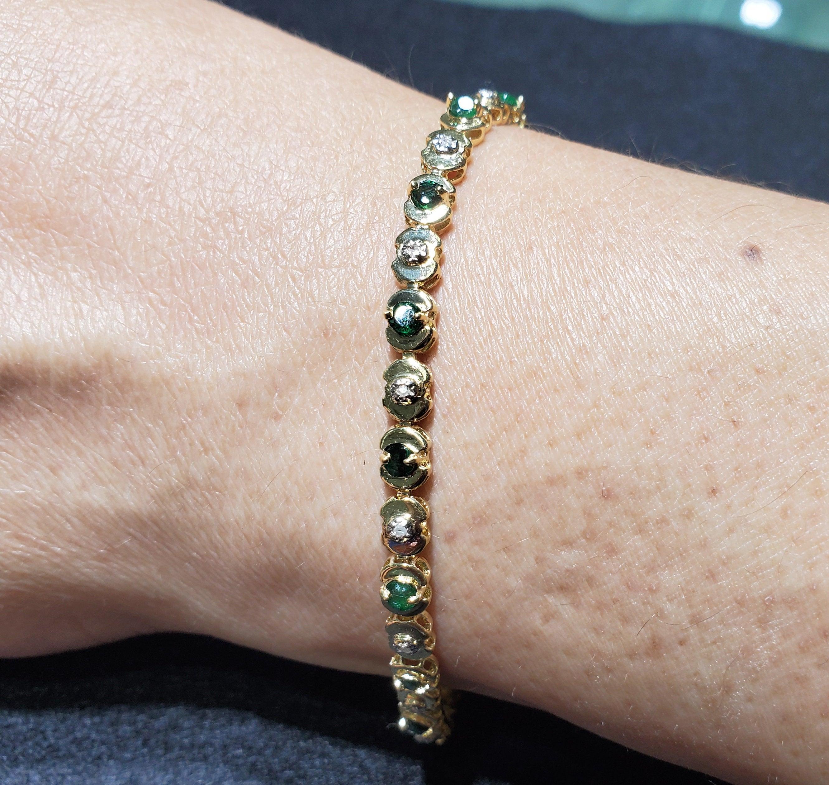 ♥ Tennis Bracelet Description ♥

Pierre principale : Diamant et émeraudes 
Approx. Poids en carats : 2.00cttw
Type de métal : Or jaune 14K
Taille de la pierre : Rond
Métal Poids : 8 grammes
Longueur du bracelet : 7 pouces
Largeur du bracelet :