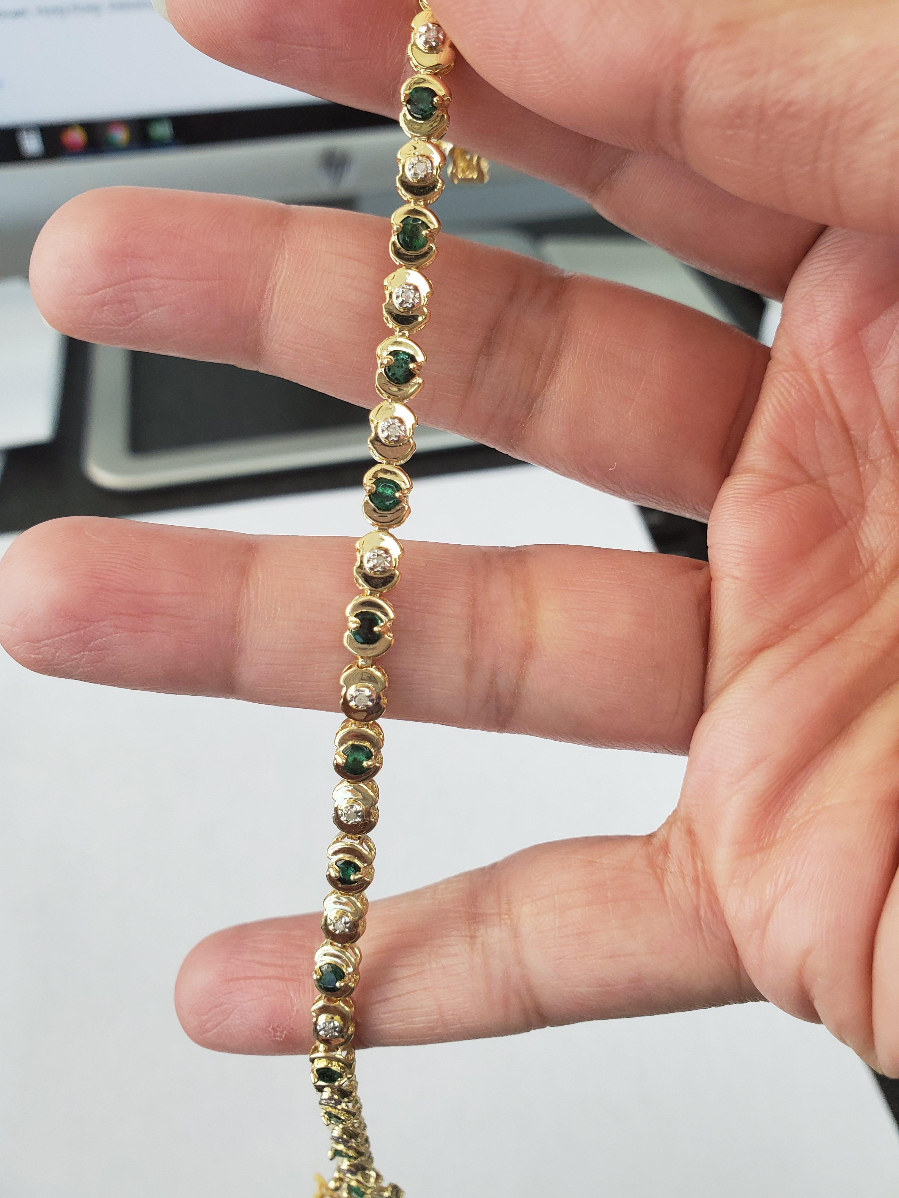 Taille ronde 2 CT. Bracelet tennis en or jaune 14 carats avec diamants et émeraudes en vente