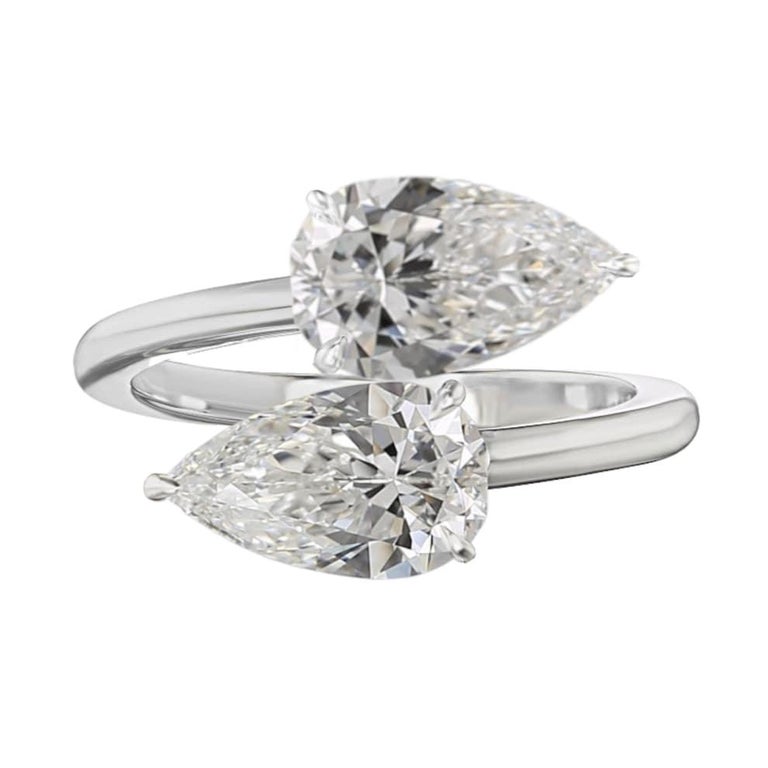 2 Pear Shape Diamonds of 1.01 carat each for a total of 2.02 Carat.
D/E in color and FLAWLESS in clarity,
The two Pear diamonds are mounted in classical Contrariè Ring Style in solid platinum