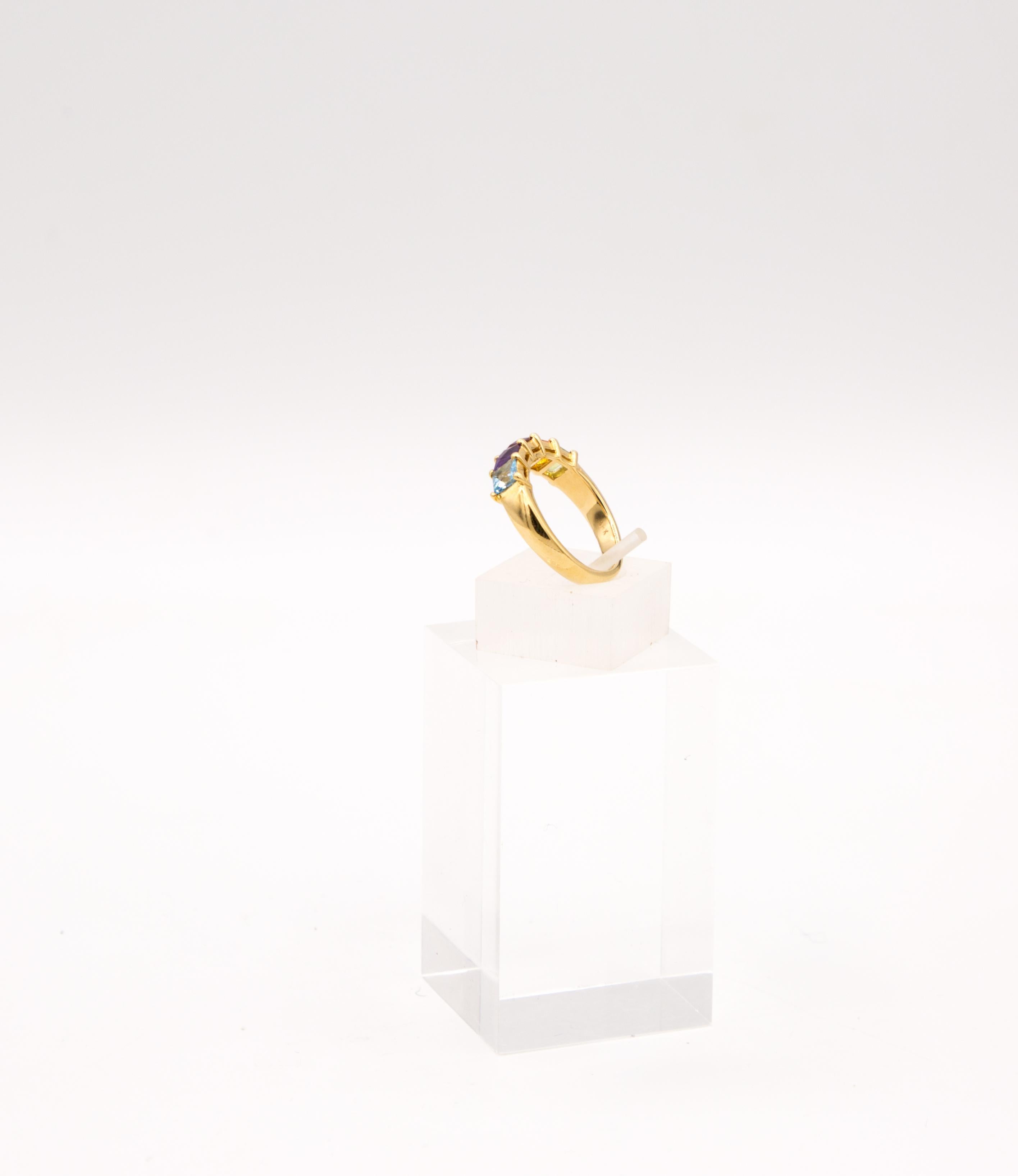 18 k Gelbgold
2 ct Peridot Citrin Granat Amethyst Blautopas alle Steine sind im Prinzessschliff
Größe 54
5,9 Gramm
oben 6 mm
ein Ring, den man jeden Tag tragen kann, er wird nie aus der Mode kommen 
