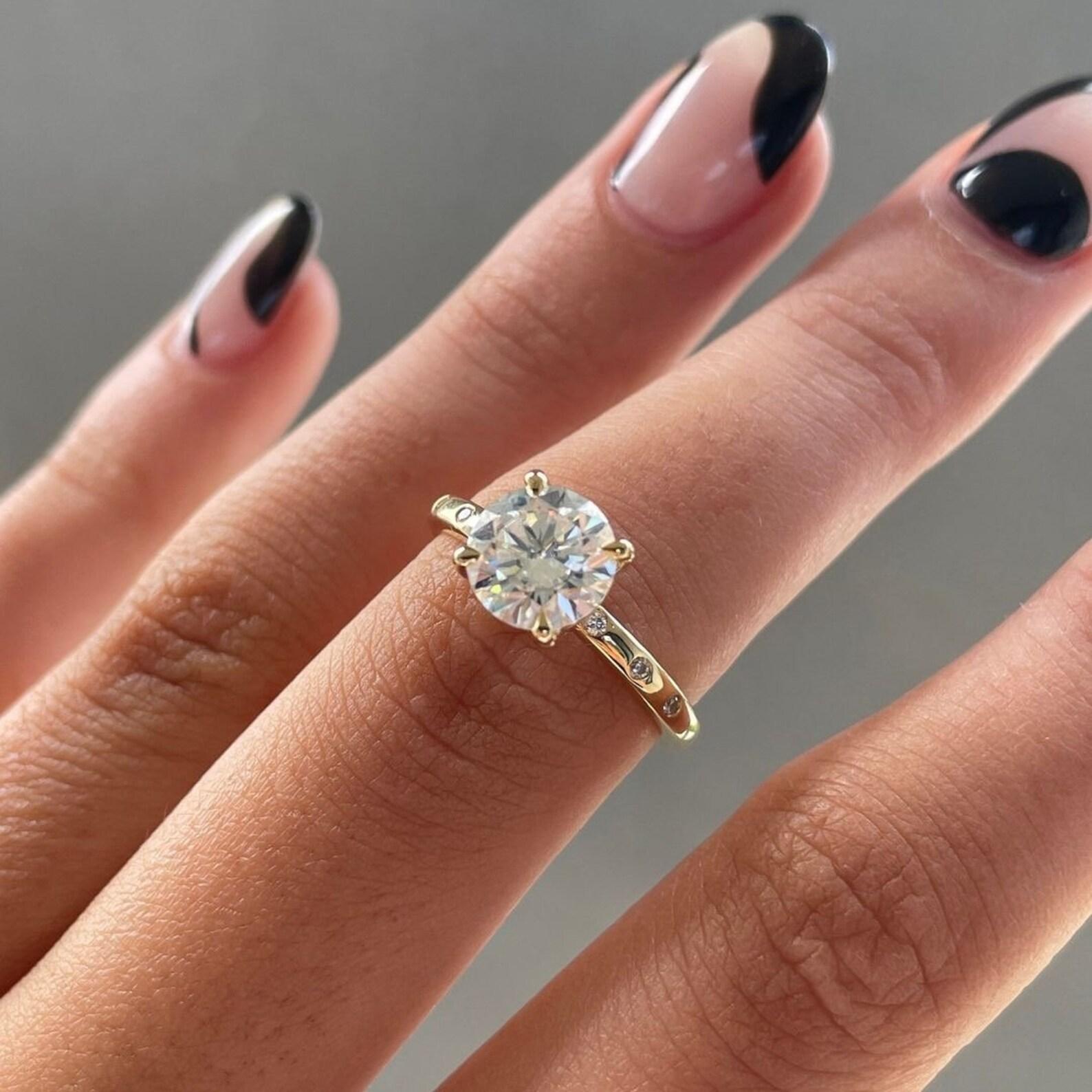 2 Karat Rundschliff Moissanit Verlobungsring 925 Sterlingsilber Solitär Ring. (Art déco)