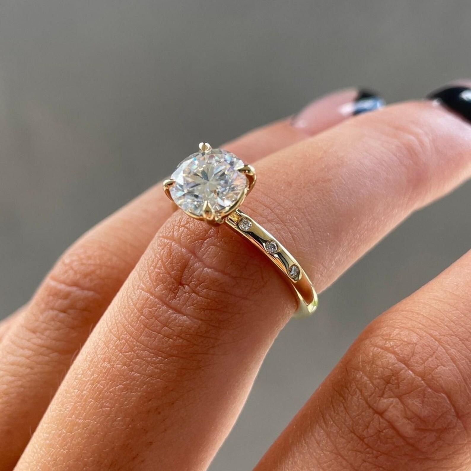 2 Karat Rundschliff Moissanit Verlobungsring 925 Sterlingsilber Solitär Ring. im Zustand „Neu“ in Chicago, IL