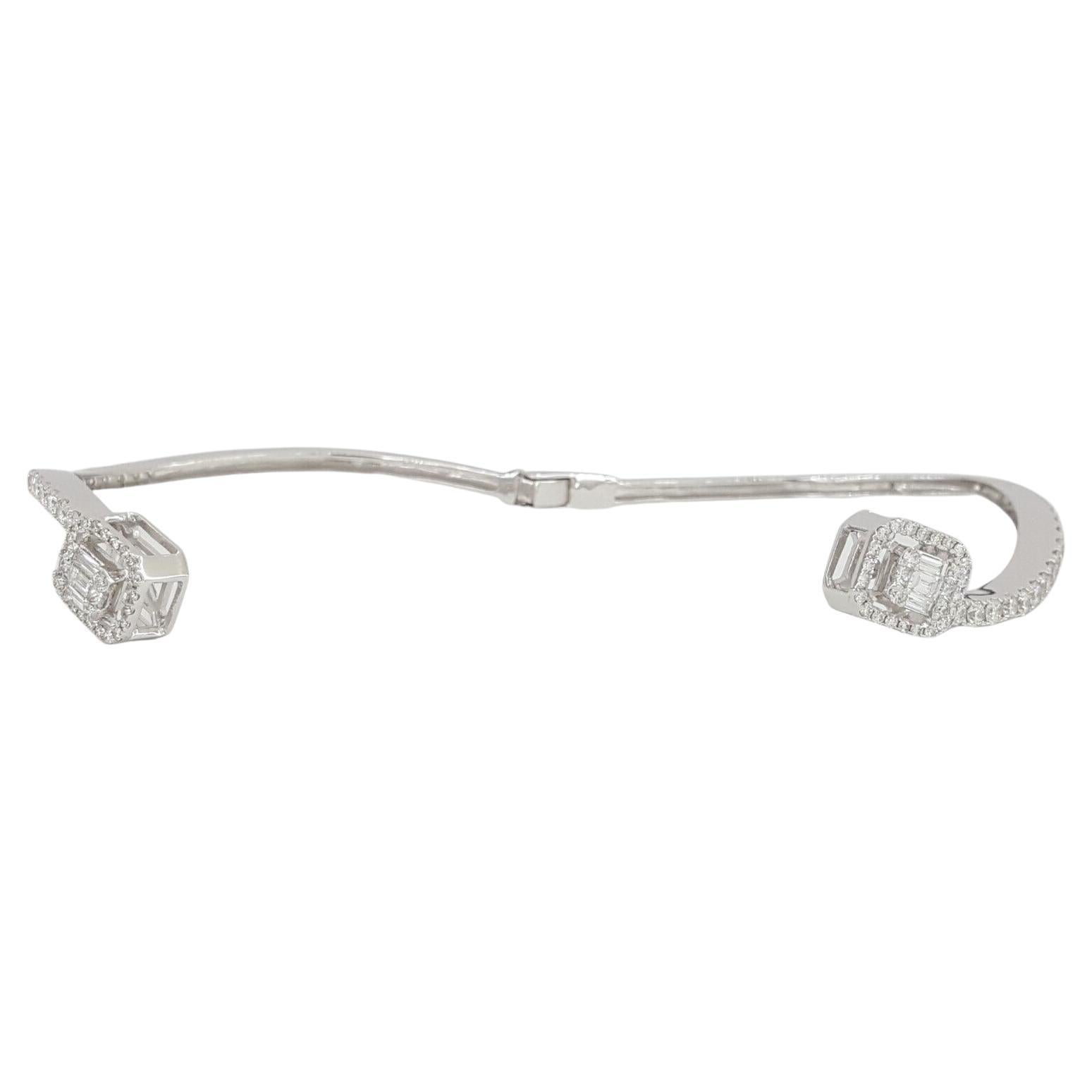 Moderne Bracelet en or 18 carats avec 2 carats de diamants taille émeraude et taille ronde brillants en vente