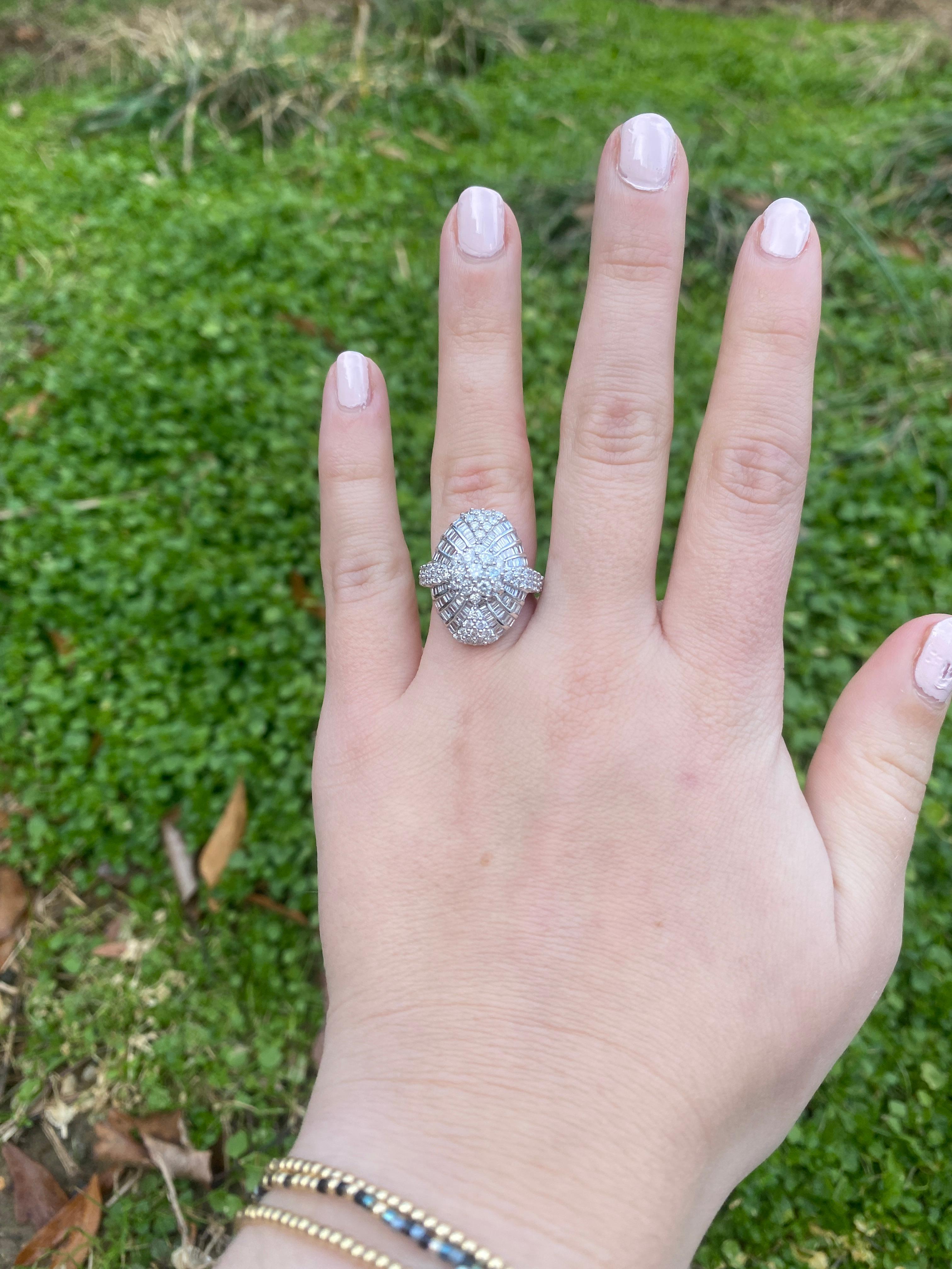 2 ctw Diamant Großer Cluster-Ring, 14k Weißgold, Ring Größe 6 im Angebot 1