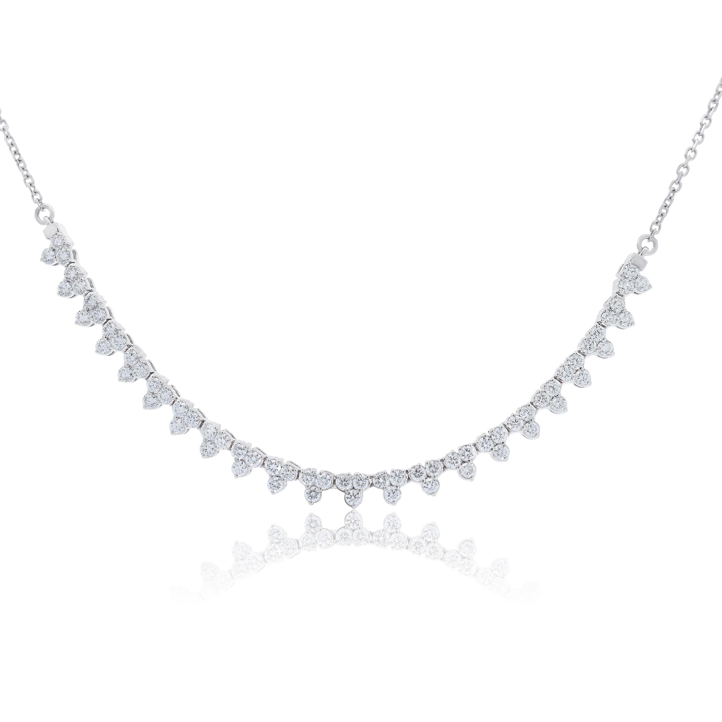 Eleva il tuo stile con questa splendida collana di diamanti a grappolo da 18 pollici. Realizzato in luminoso oro bianco, presenta una linea continua di diamanti tondi brillanti disposti in delicati grappoli, che creano scintille radiose a ogni