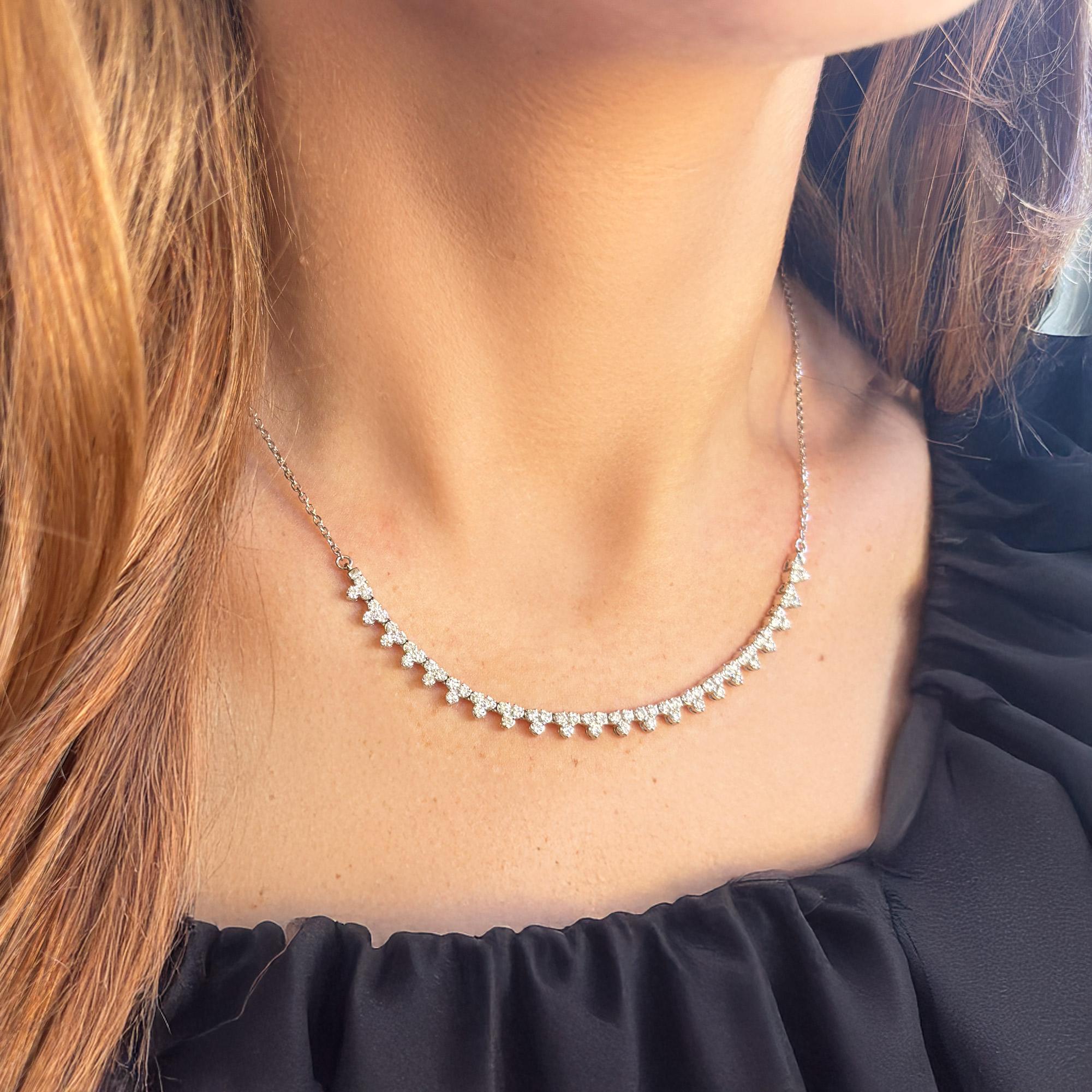 Contemporaneo Collana con cluster di diamanti bianchi da 2 CTW in oro bianco 14K in vendita
