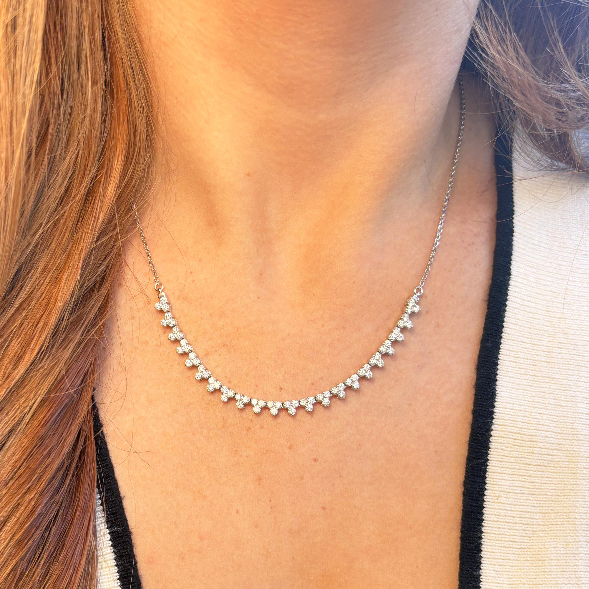 Taglio rotondo Collana con cluster di diamanti bianchi da 2 CTW in oro bianco 14K in vendita