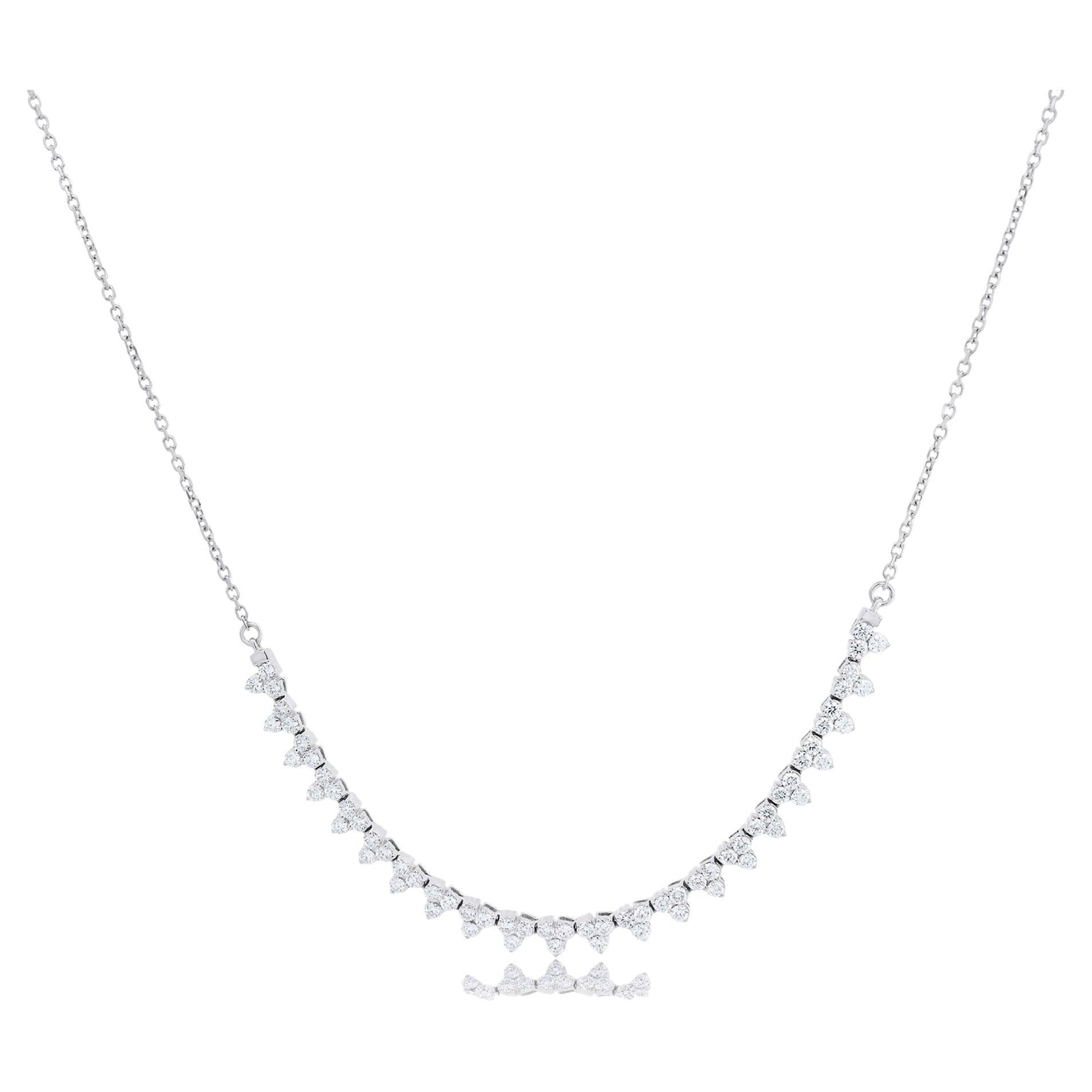 Collana con cluster di diamanti bianchi da 2 CTW in oro bianco 14K in vendita