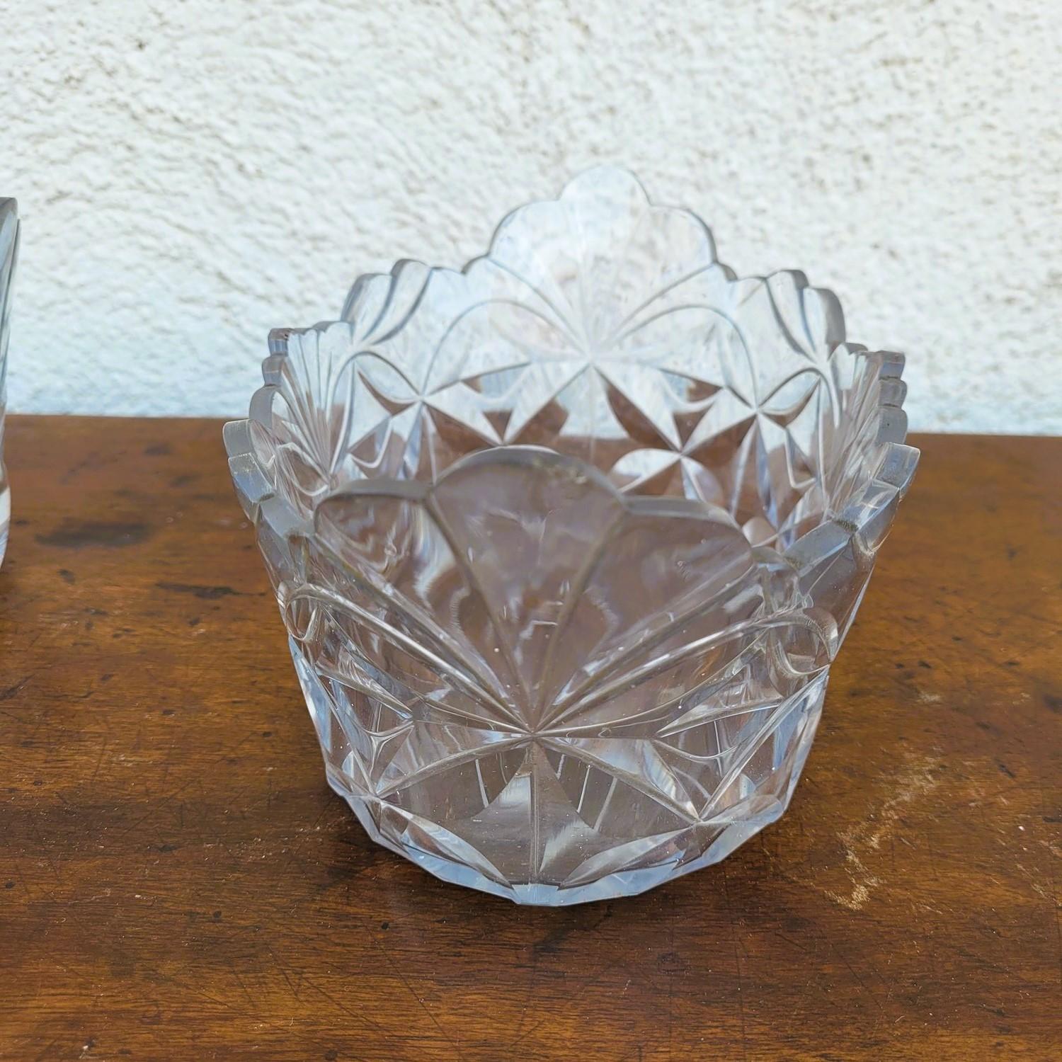 Two oval cut crystal bowls, from the 19th century

Small chips and a few bubbles

Height 10.5cm
21 x 13.5 cm

These cups can be kept as is, but also set in mounts: base dimensions 17 x 11.5cm
