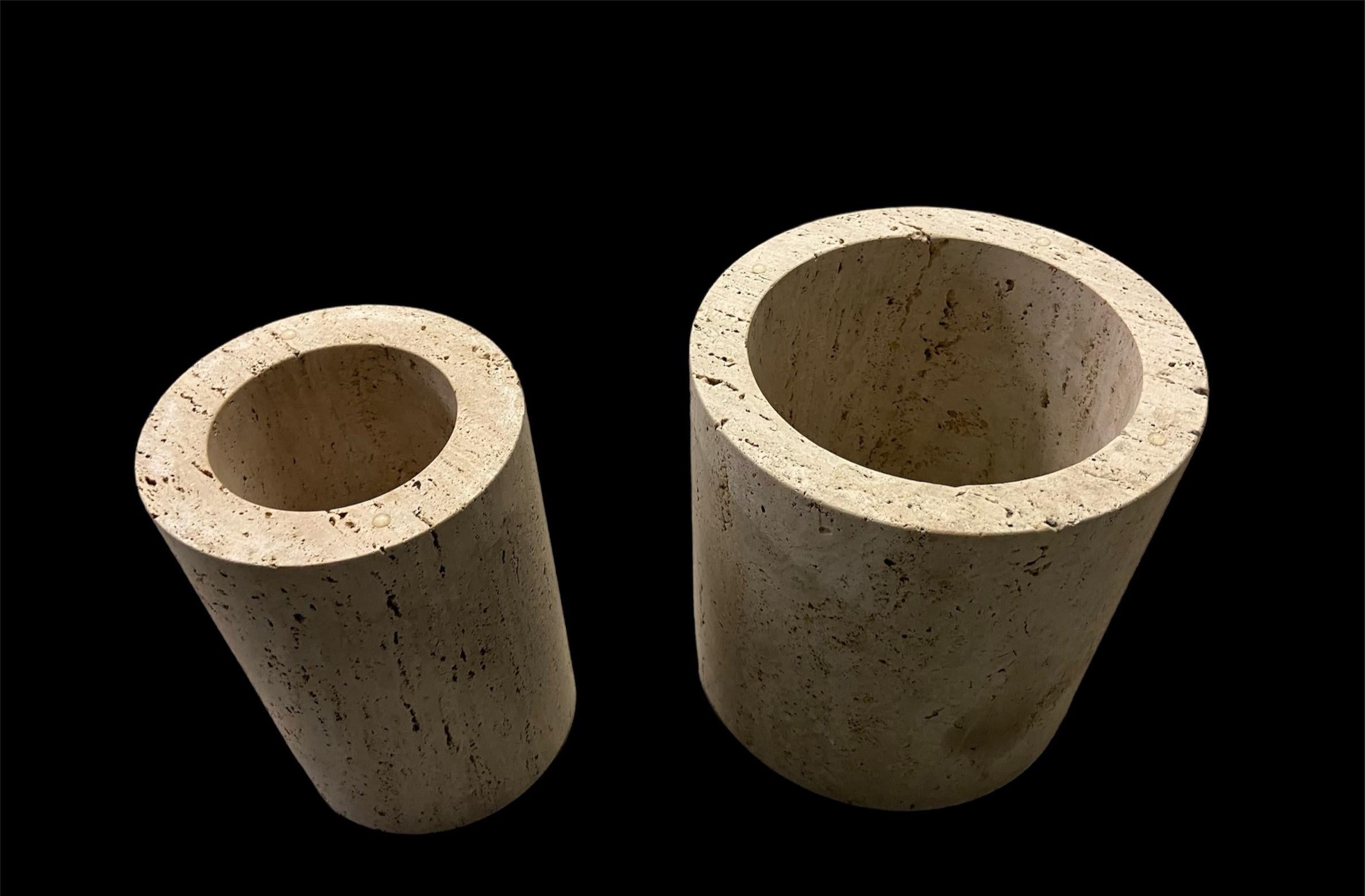 2 vasi cilindrici in travertino, basi per tavoli o sculture, Italia, anni '70 In condizioni buone in vendita a London, Fitzrovia