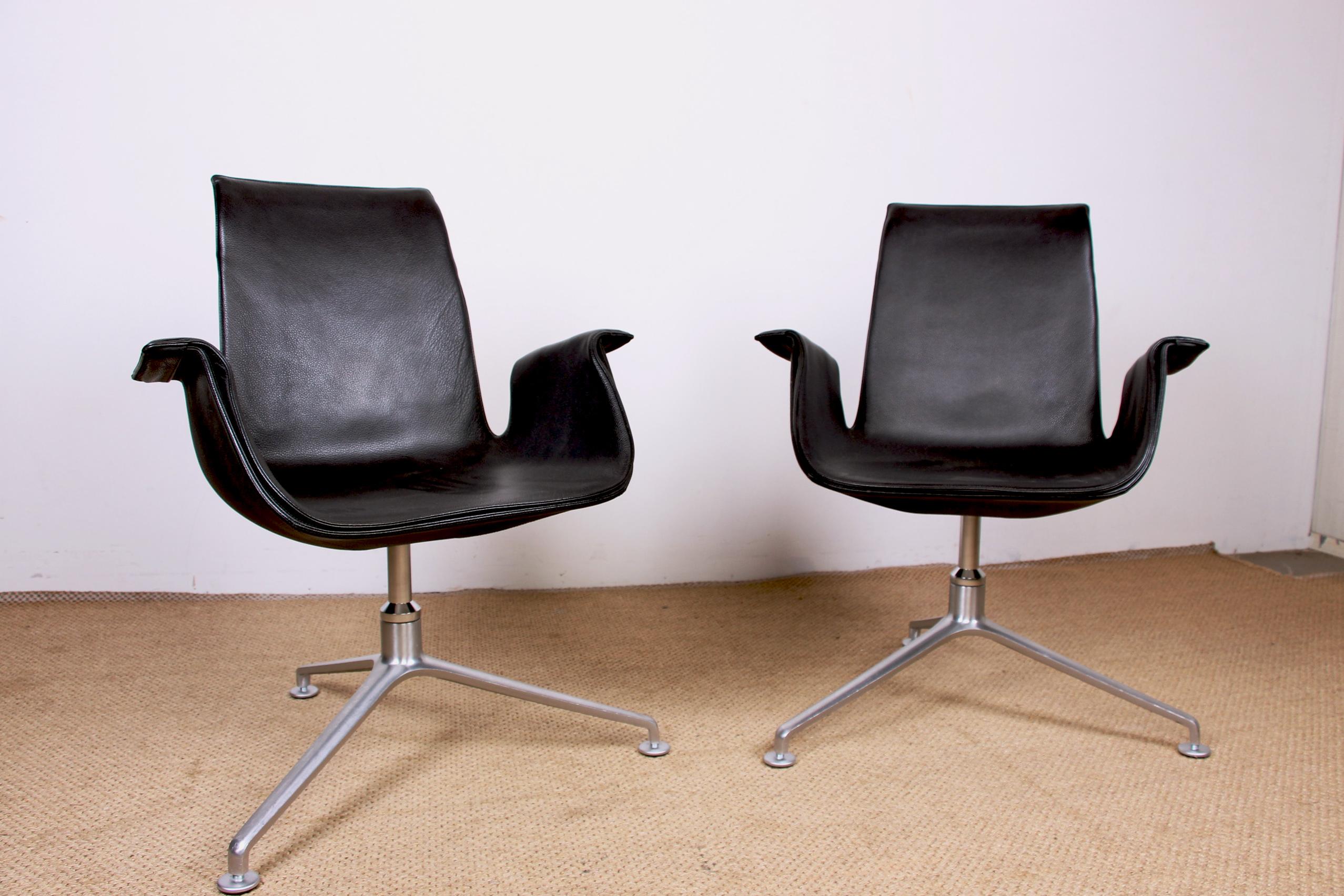 Superb Scandinavian armchairs. Structure with three legs in Chromed Steel, seats and backs in cowhide leather in excellent condition. This piece of furniture comes from the premises of the International Automobile Federation at Place Vendôme in