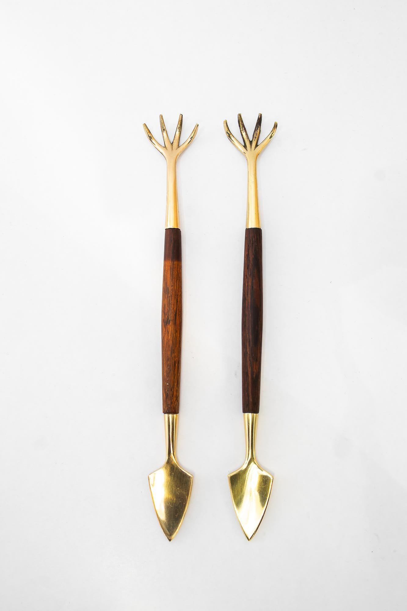 2 outils de jardinage pour bonsaïs danois du milieu du siècle vers 1950
Laiton poli et émaillé au four
Bois de teck
