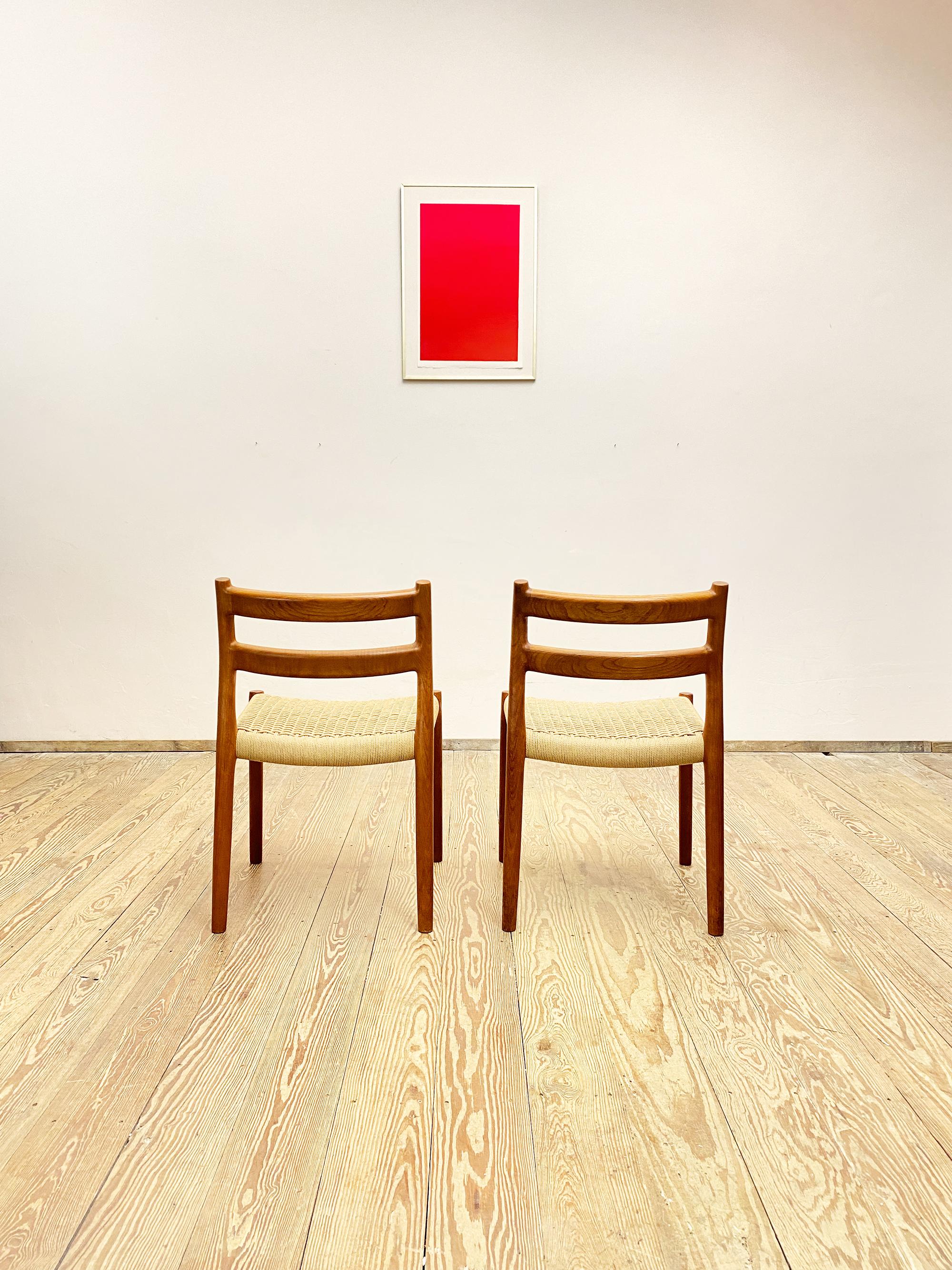 Abmessungen: 50 x 50 x 79 x 44cm (Breite x Tiefe x Höhe x Sitzhöhe)

Dieses Set skandinavischer Esszimmerstühle, entworfen von Niels O. Møller, wurde von J.L. hergestellt. Møllers in Dänemark. Das Set besteht aus 2 Stühlen des sehr seltenen