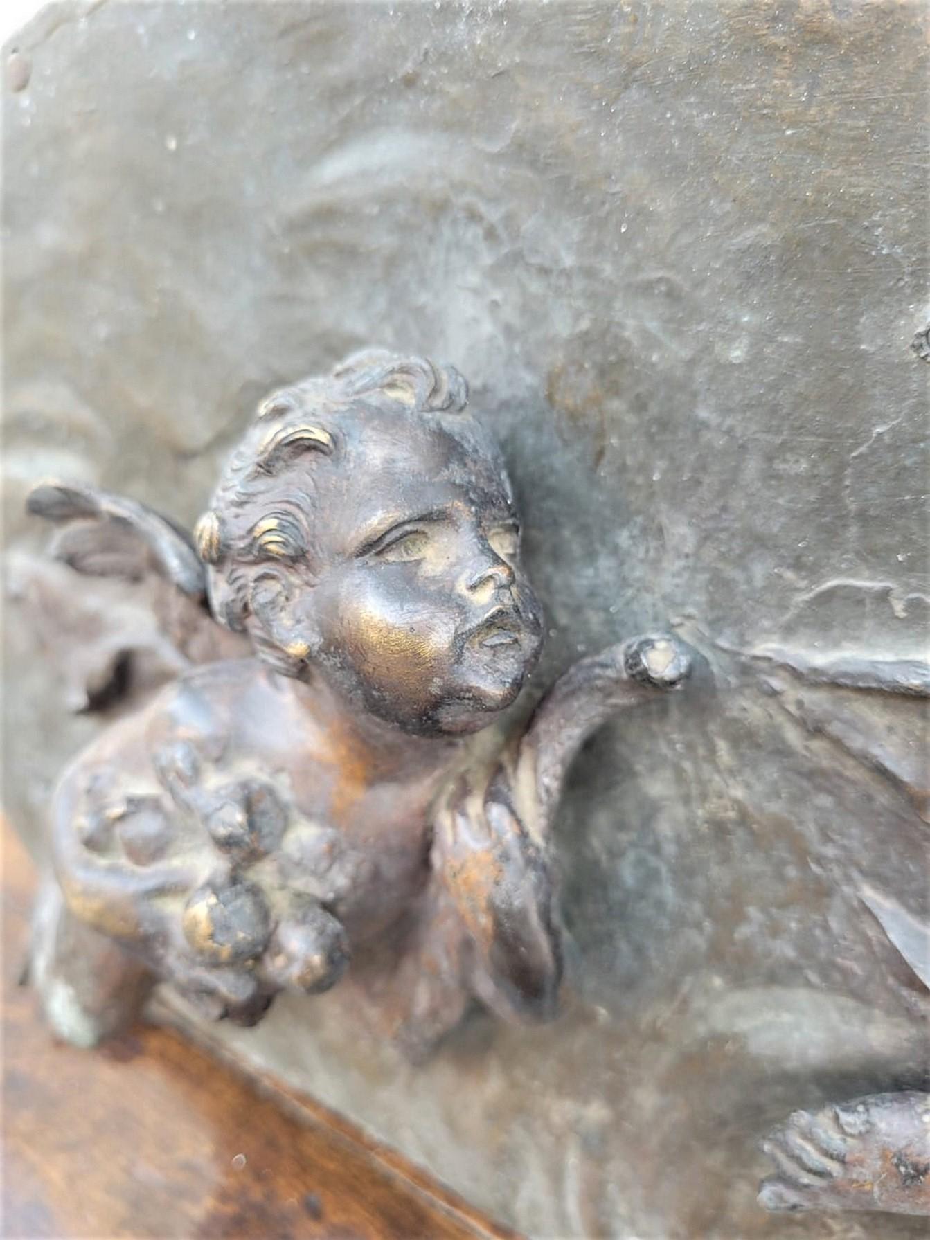 Pair of decorative bronze plaques with high-relief decoration, with winged putti

19th century

patina wear

H21cm
L55cm
