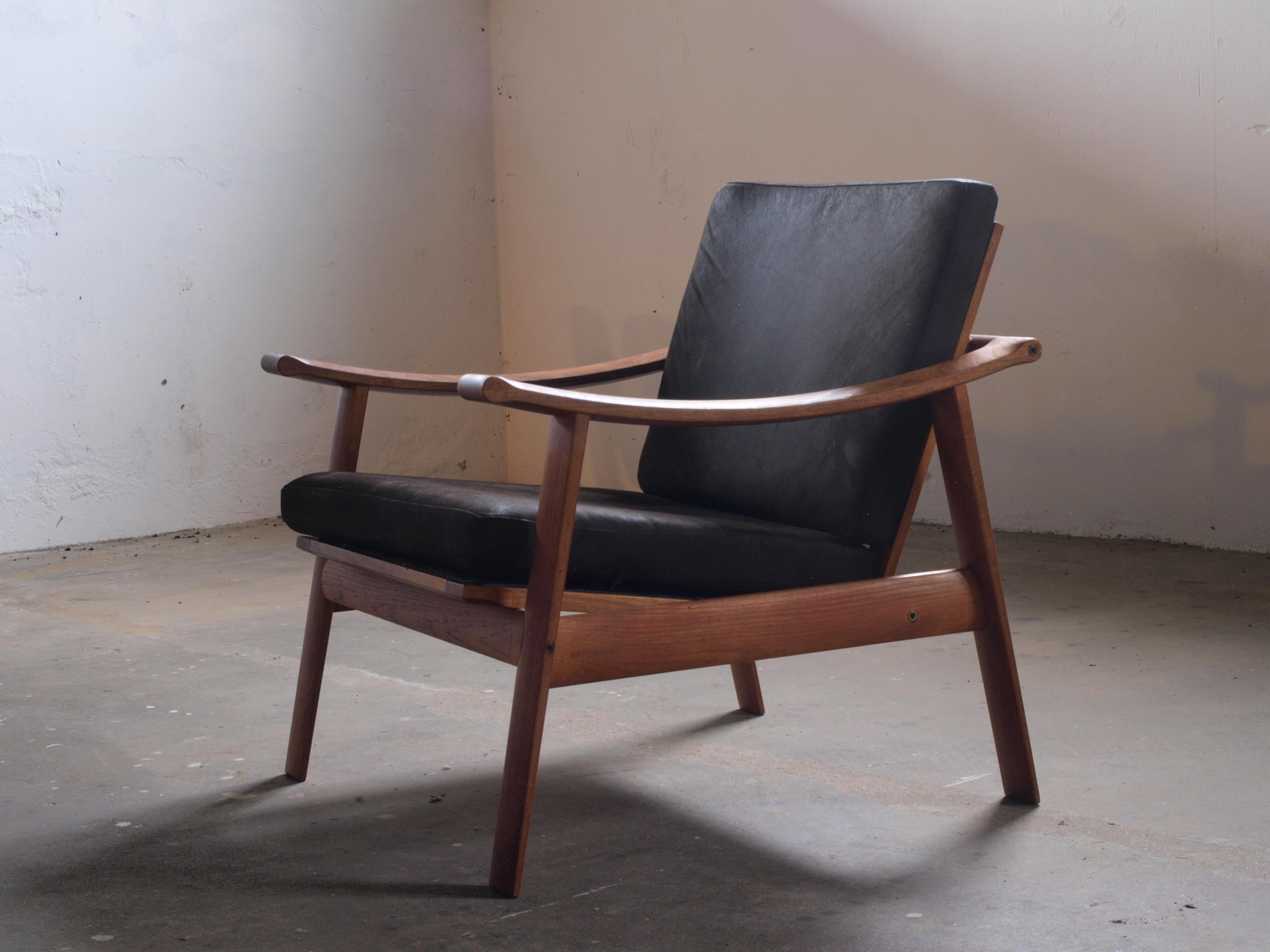 Mid-Century Modern 2 Design Mid-Century Lounge Chairs in Teak from Denmark For Sale