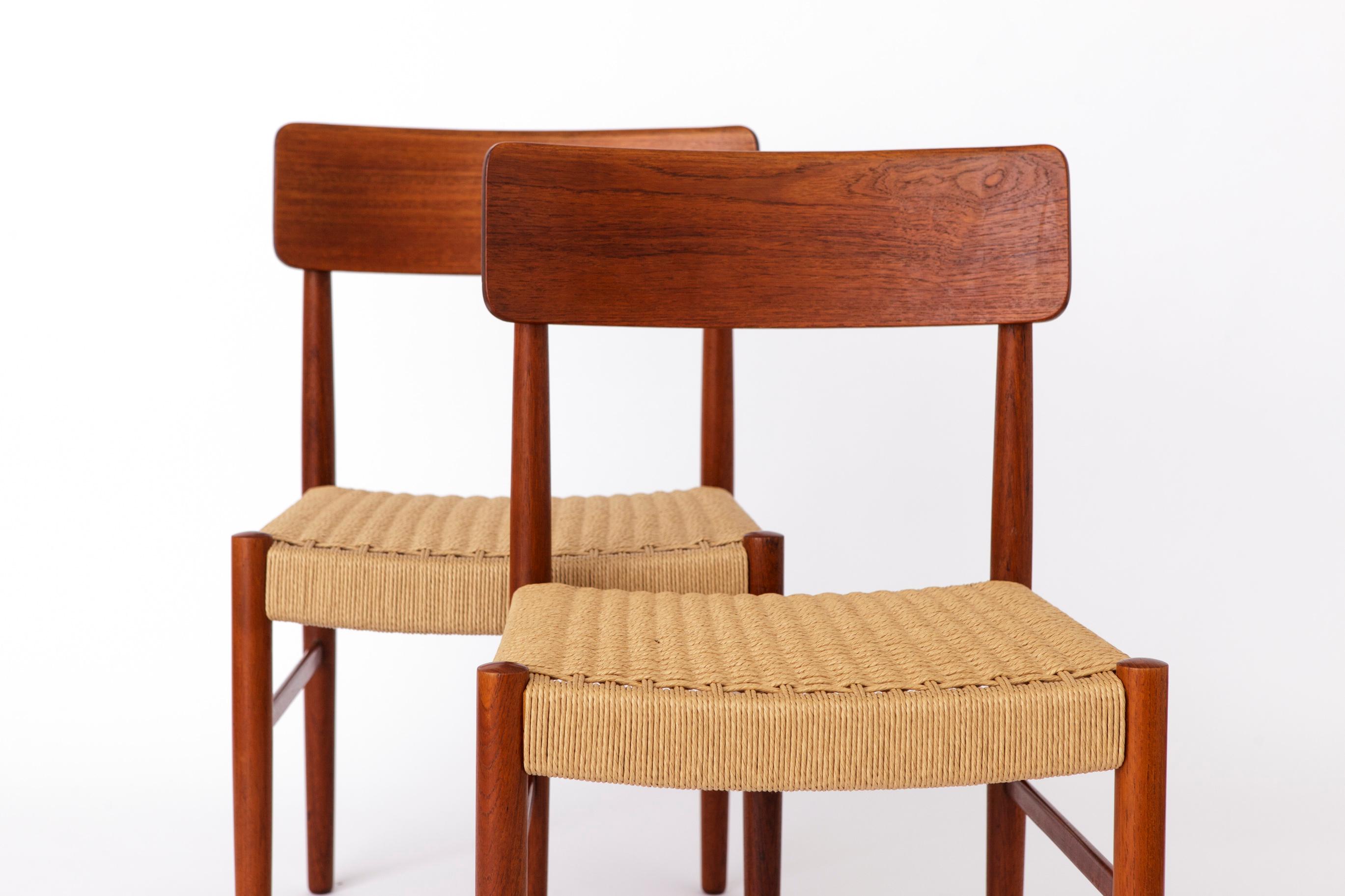 Paire de chaises de salle à manger danoises uniques
Origine : Danemark
Période : 1960s
Fabricant : Inconnu

Ces charmantes chaises de salle à manger vintage se caractérisent par.. :
	•	Cadres robustes en bois de teck, soigneusement rénovés et huilés