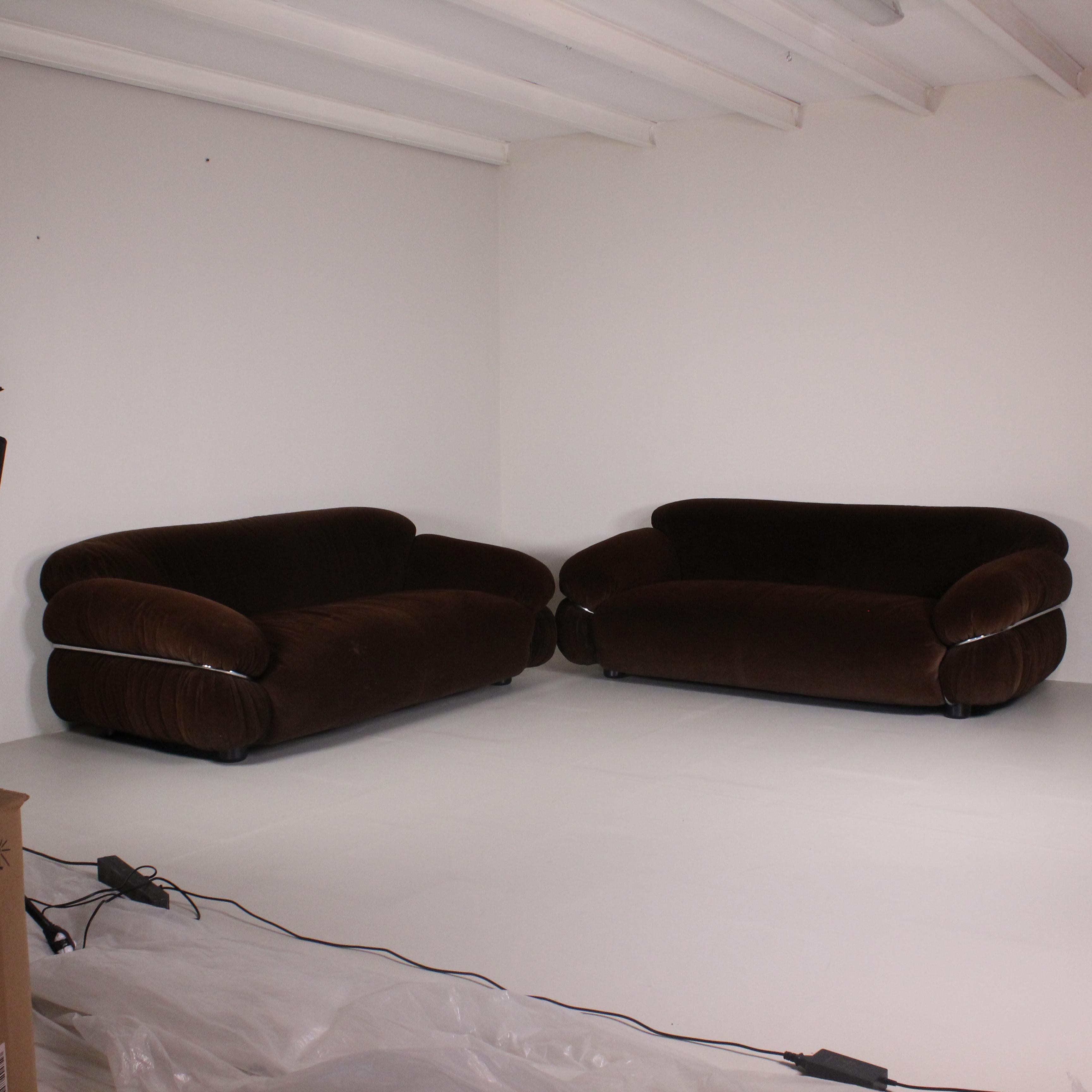 Gianfranco Frattini's set of two Sesann sofas is a sublime expression of contemporary design. Characterized by clean lines and elegant shapes, these sofas embody the essence of Italian style. Their solid and luxurious structure offers unparalleled